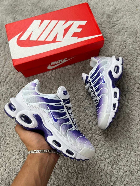 NIKE TN blancas detalles morados logo morado contorno blanco