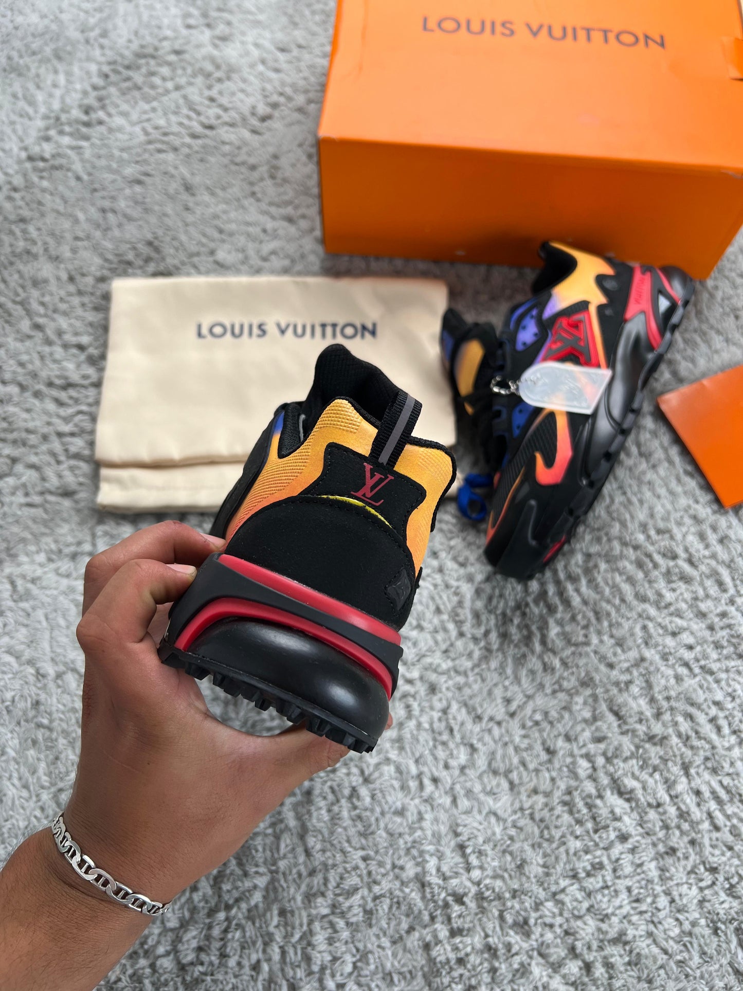 LOUIS VUITTON Runner TATIC negra detalles naranjas y azules logo negro contorno rojo