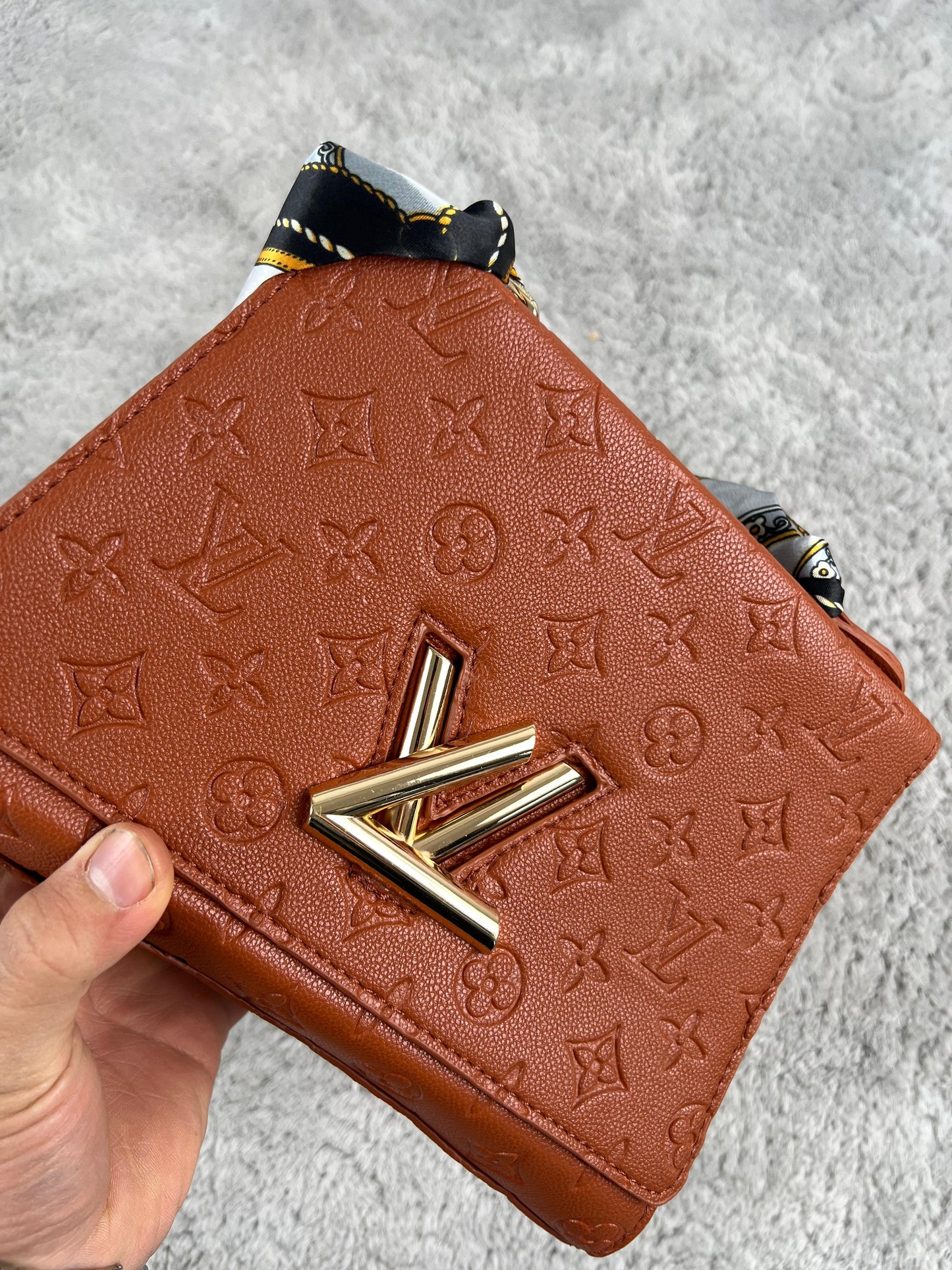 BOLSO LV marron logo dorado