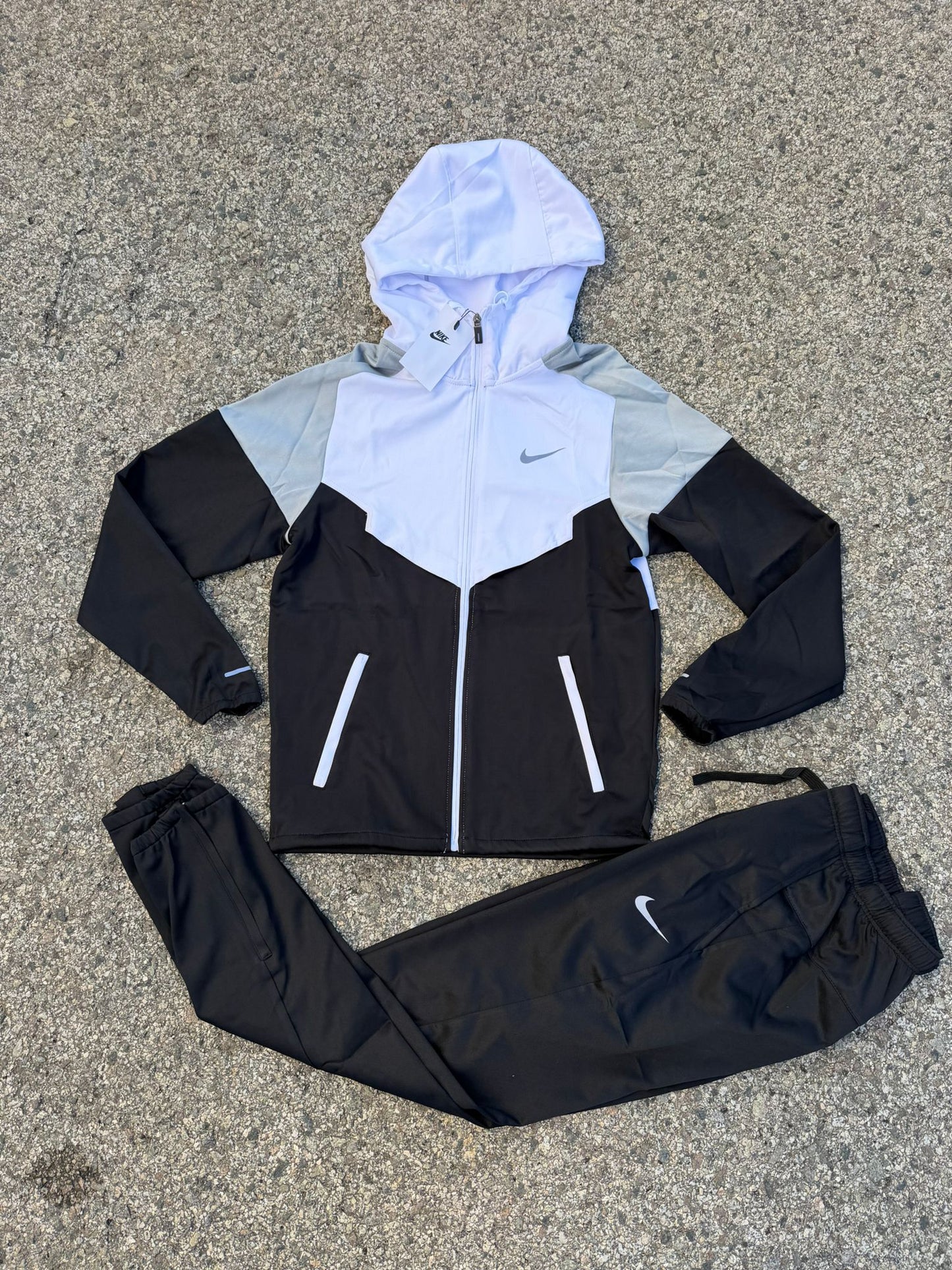 Chandal nike Miler blanco y negro logo gris