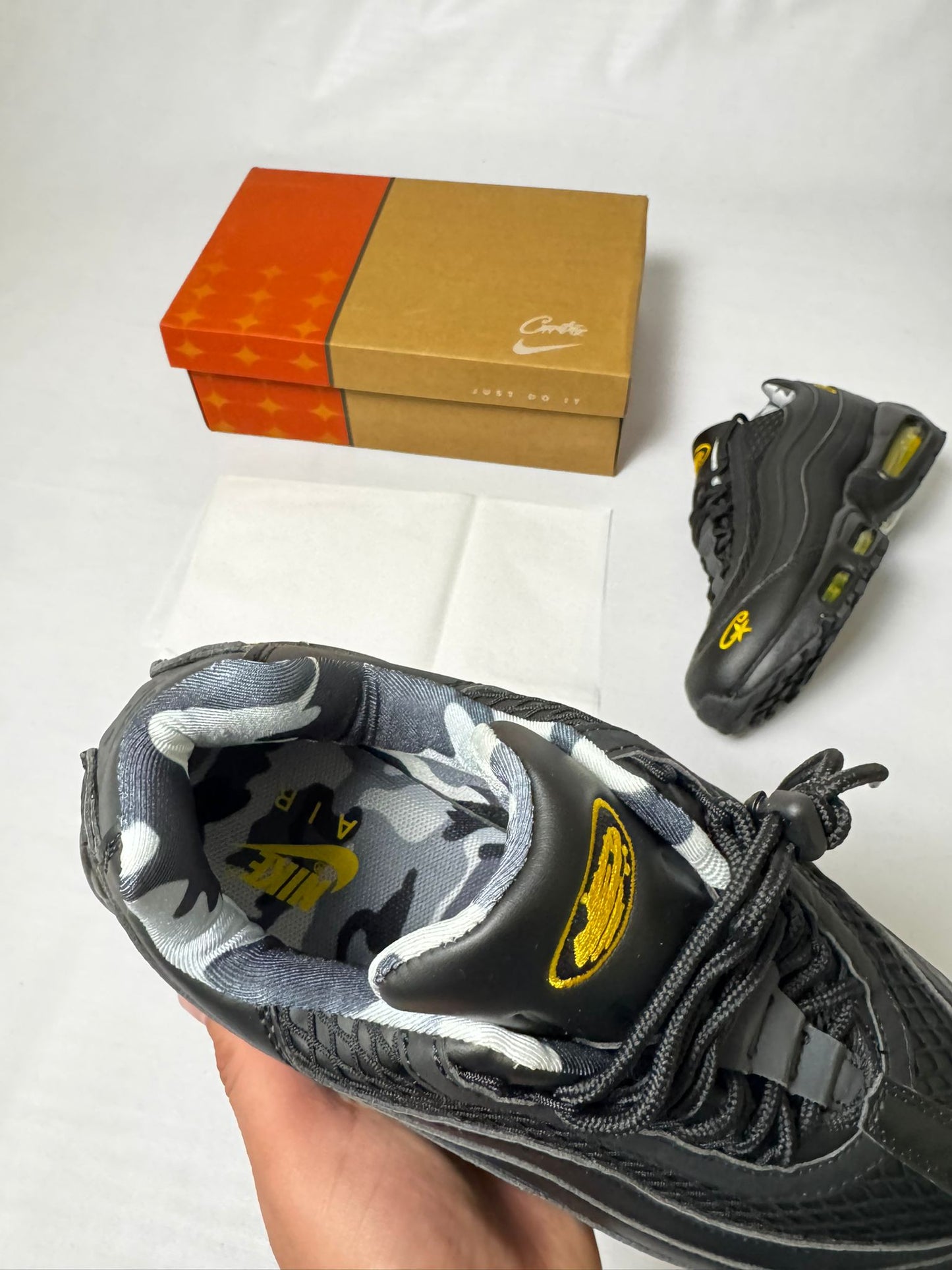 Air max 95 negras x Corteiz logo amarillo
