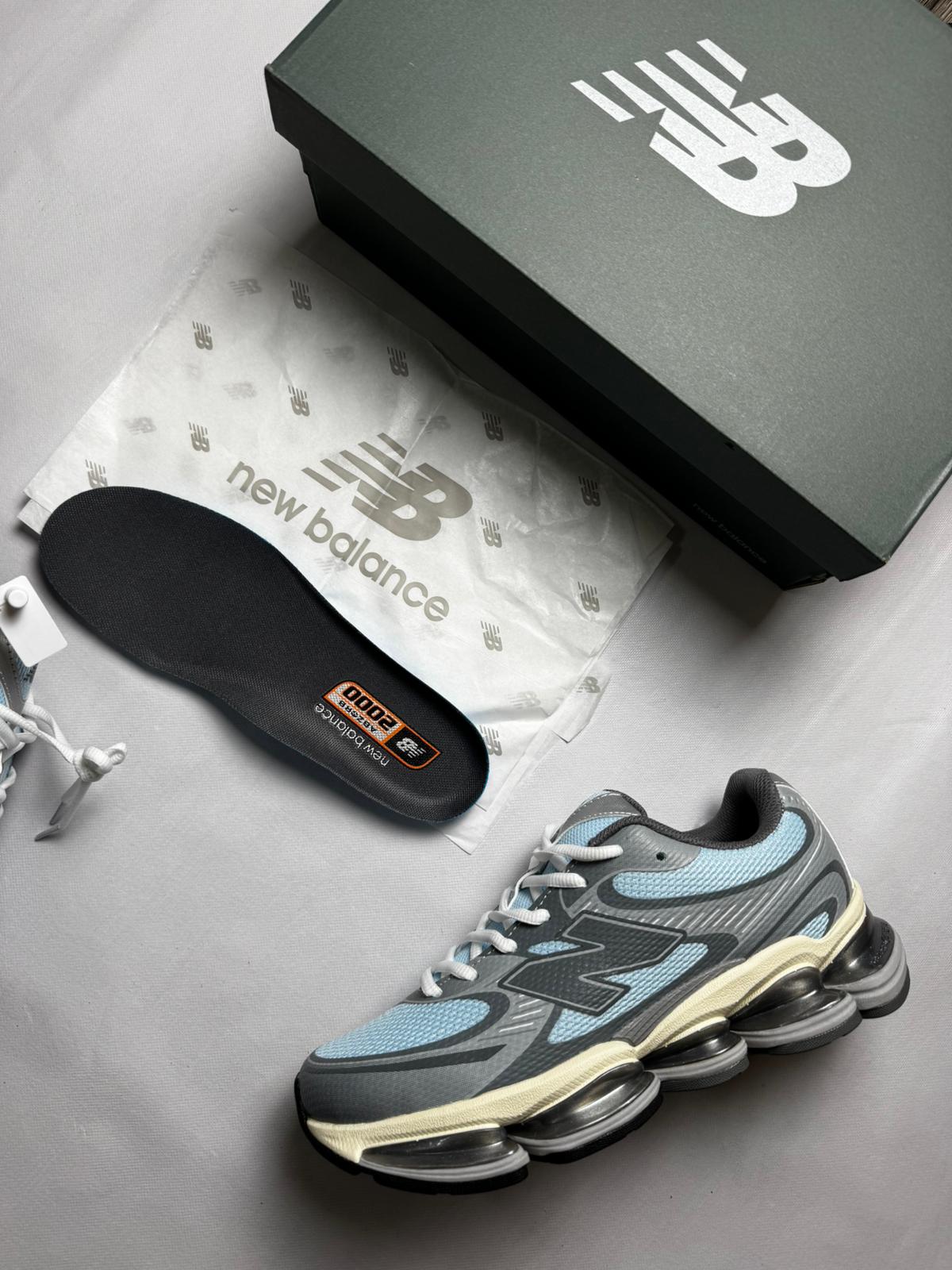 New Balance 2000 grises detalles azules