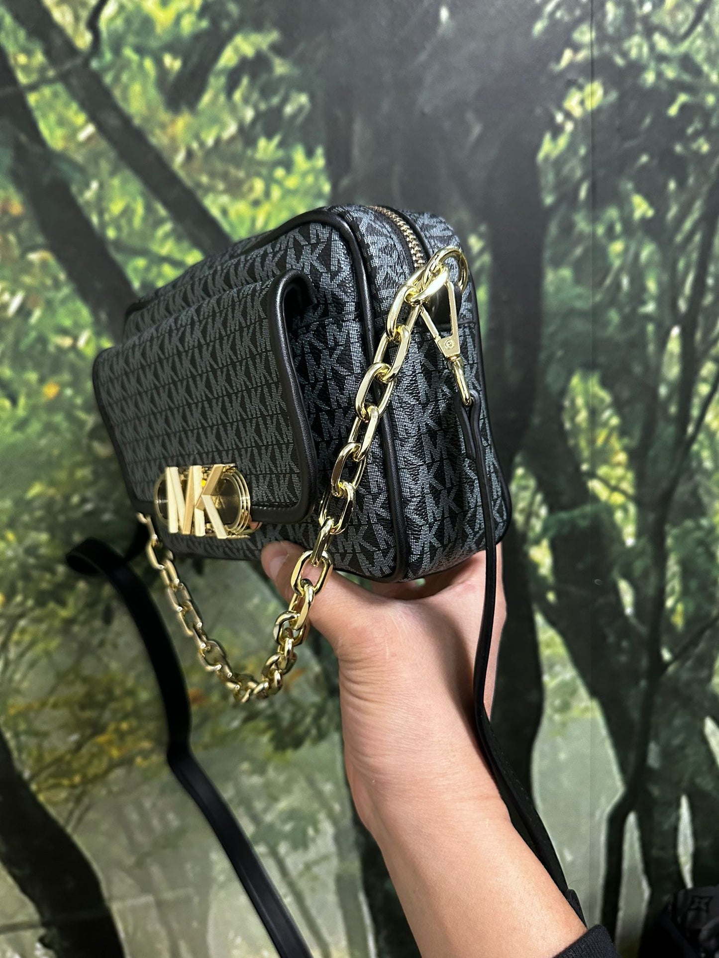 Bolso Michael Kors gris y negro logo dorado