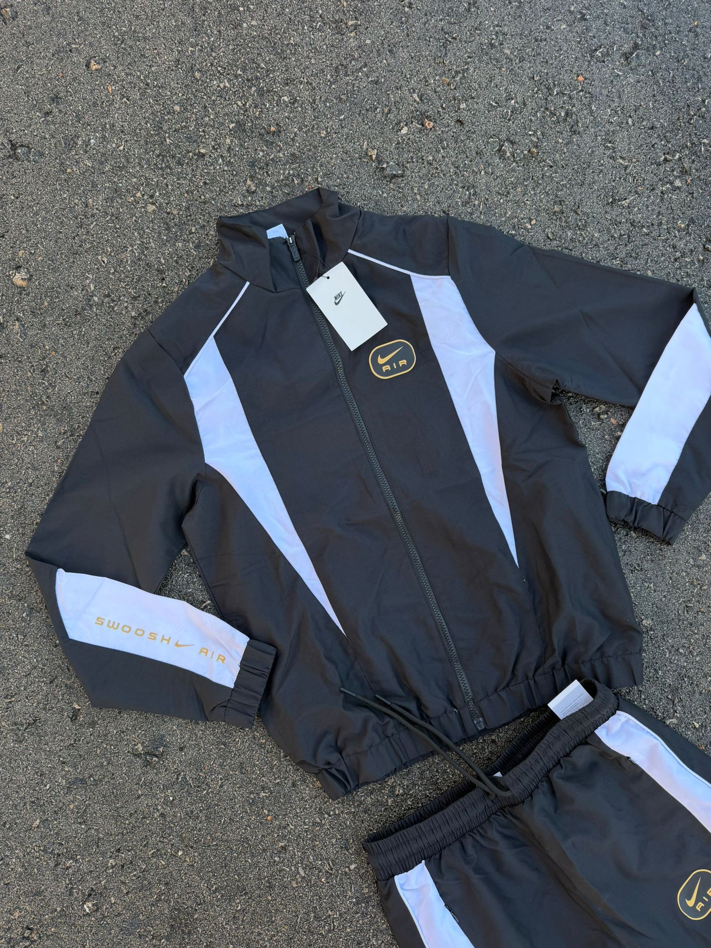 Chandal nike air negros detalles blancos logo dorado contorno negro