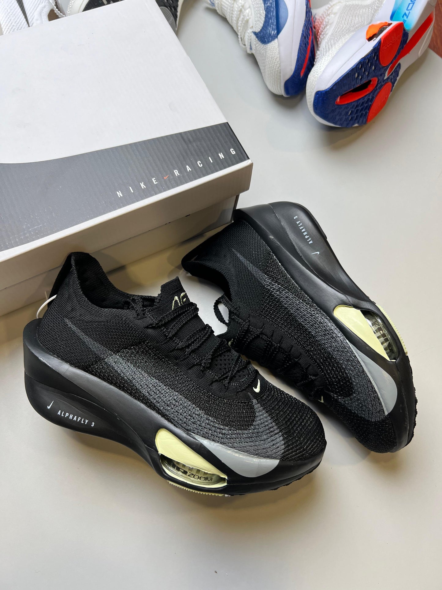 NIKE AIR ZOOM ALPHAFLY NEXT % negro gris detalles blancos