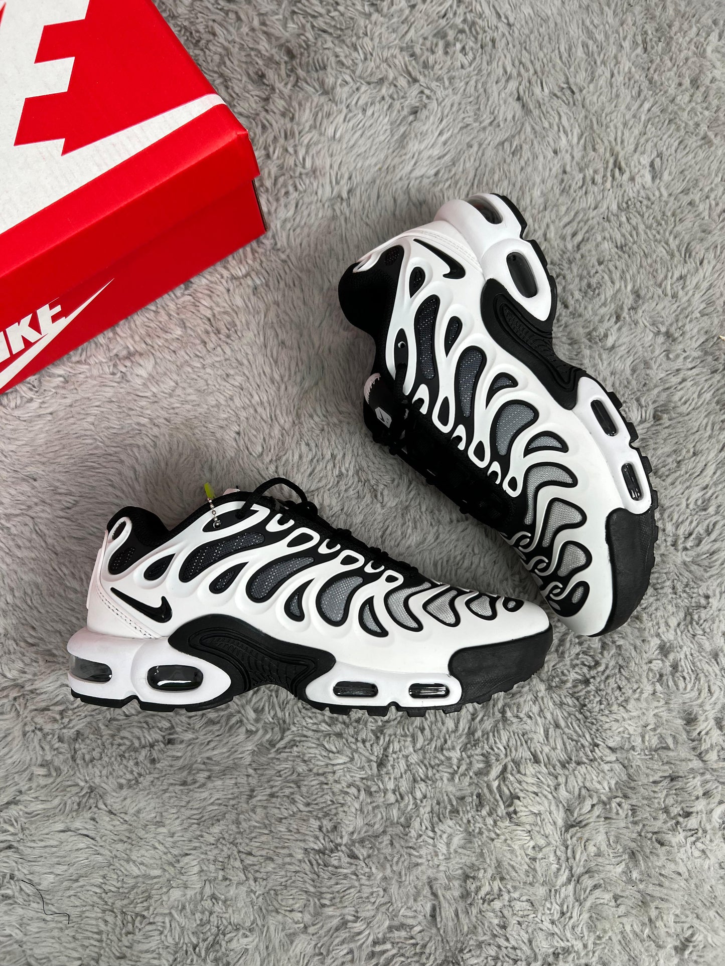 Nike Air Max Plus blancas detalles negros