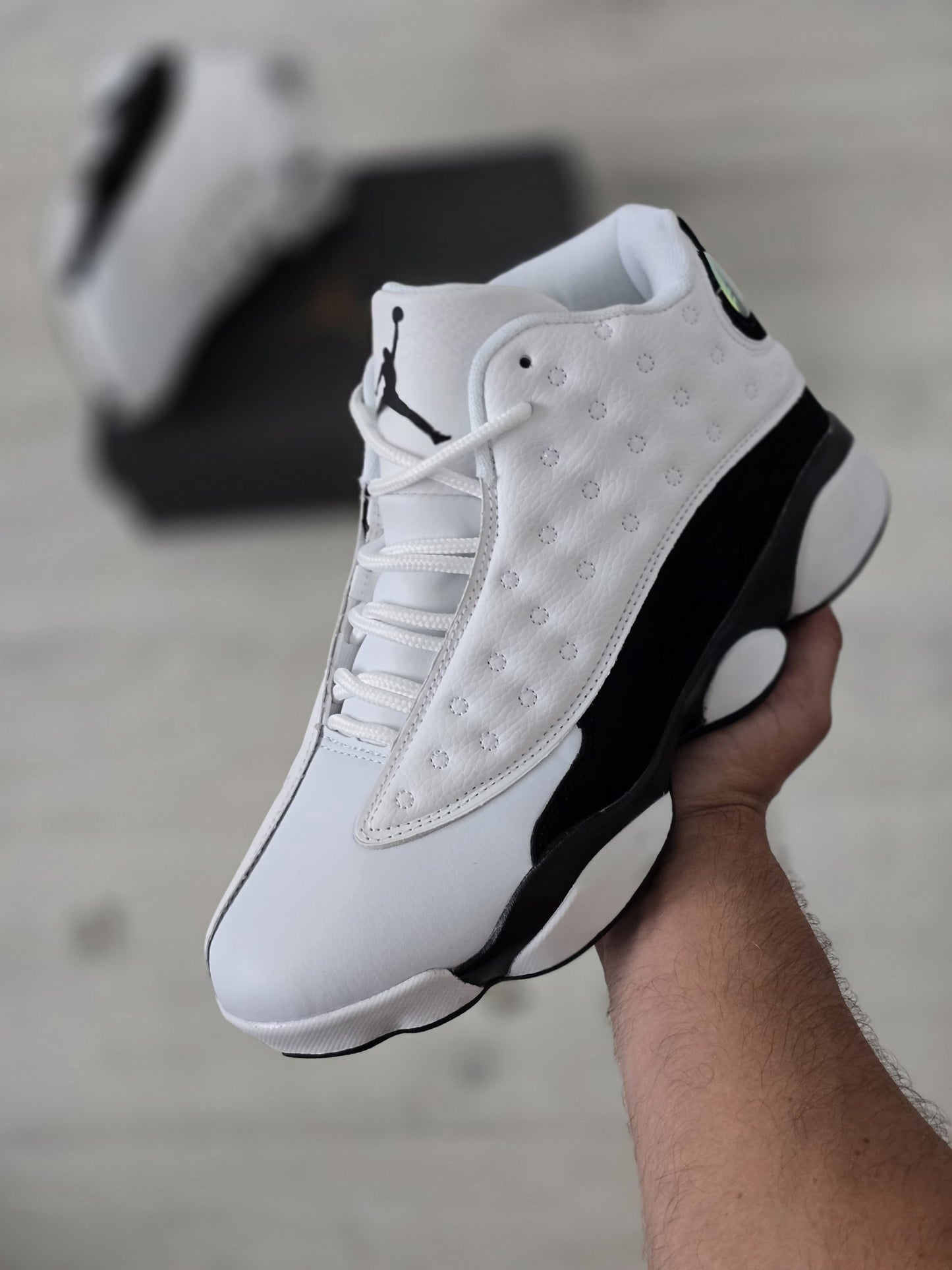 Jordan 13 blanca suela negra