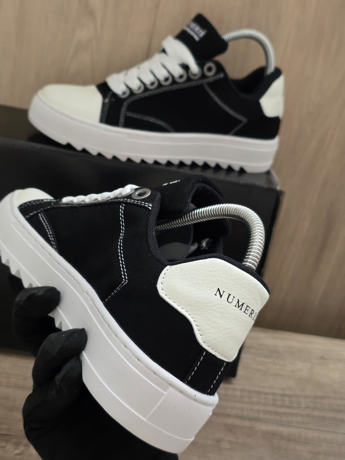 Númeris negra suela blanca