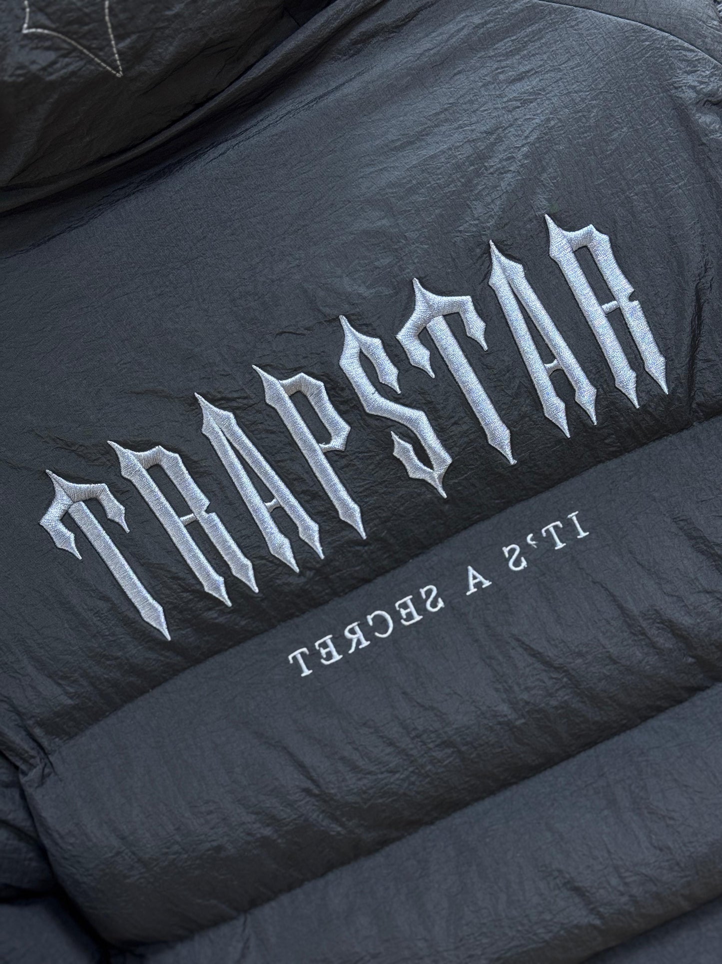 Chaqueta trapstar negra logo gris
