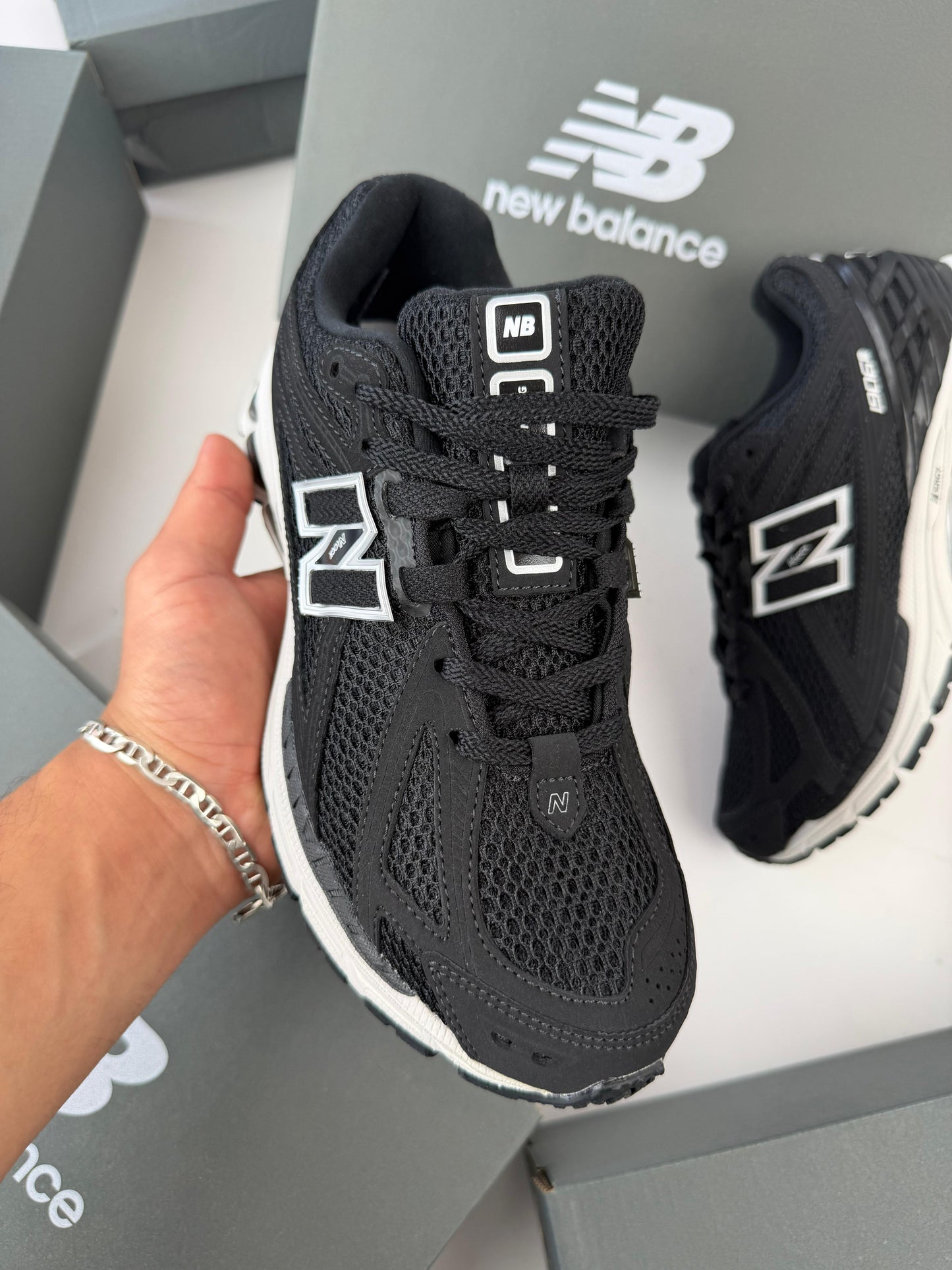 New Balance 1906R negras detalles blancos