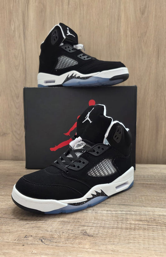 Jordan 5 negra suela blanca