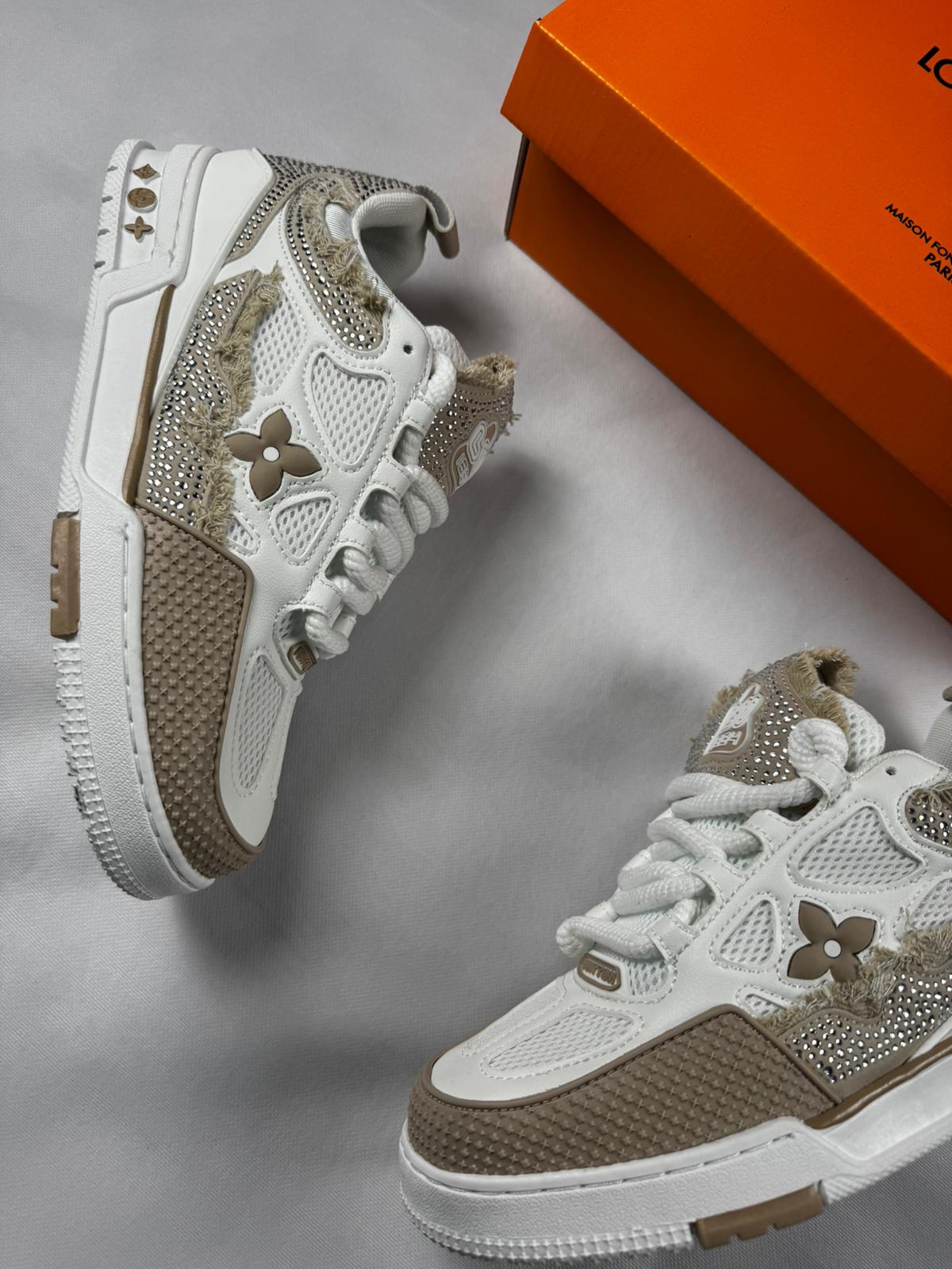 LV skate blancas y beige piedras brillantes