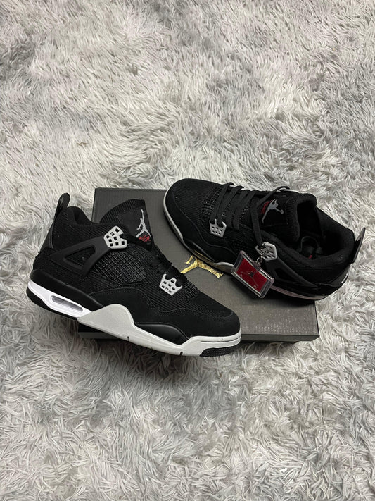 JORDAN 4 negras detalles blancos y grises