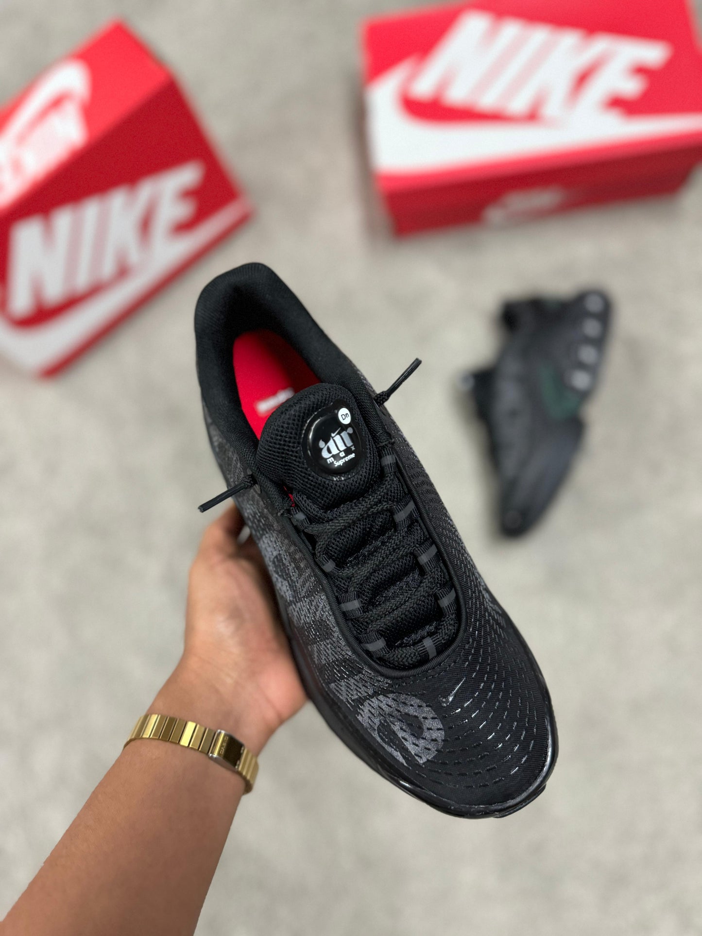 Nike TN DN x Supreme negras