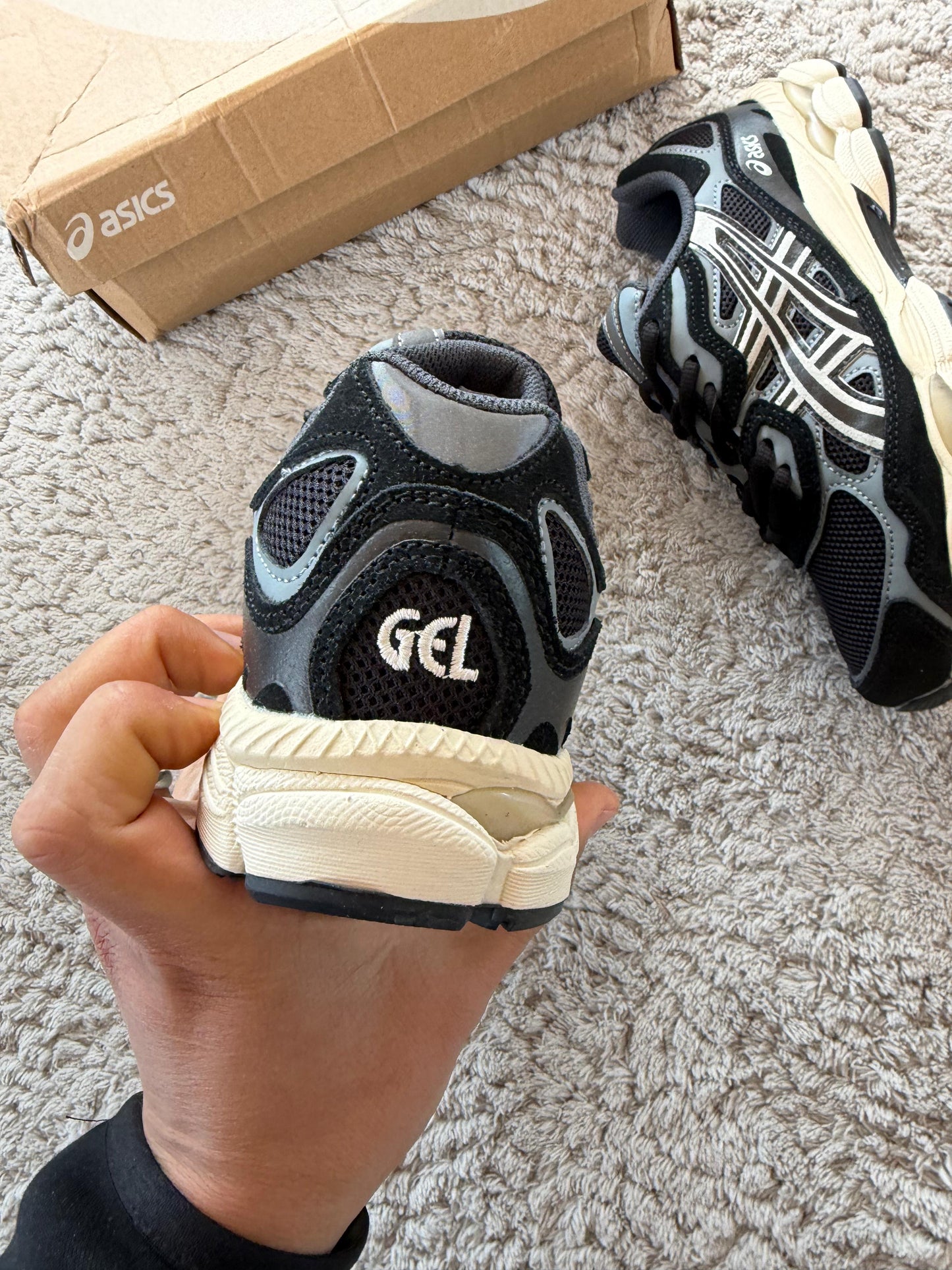 ASICS GEL-NYC negras detalles grises