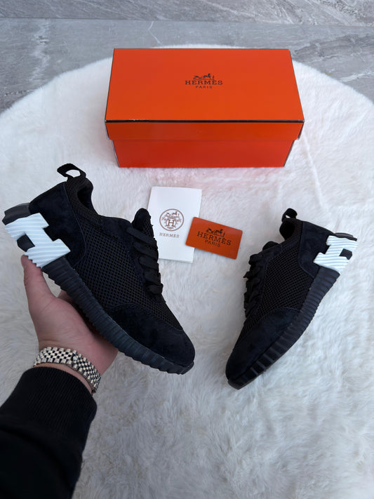 Hermes negra detalles blancos