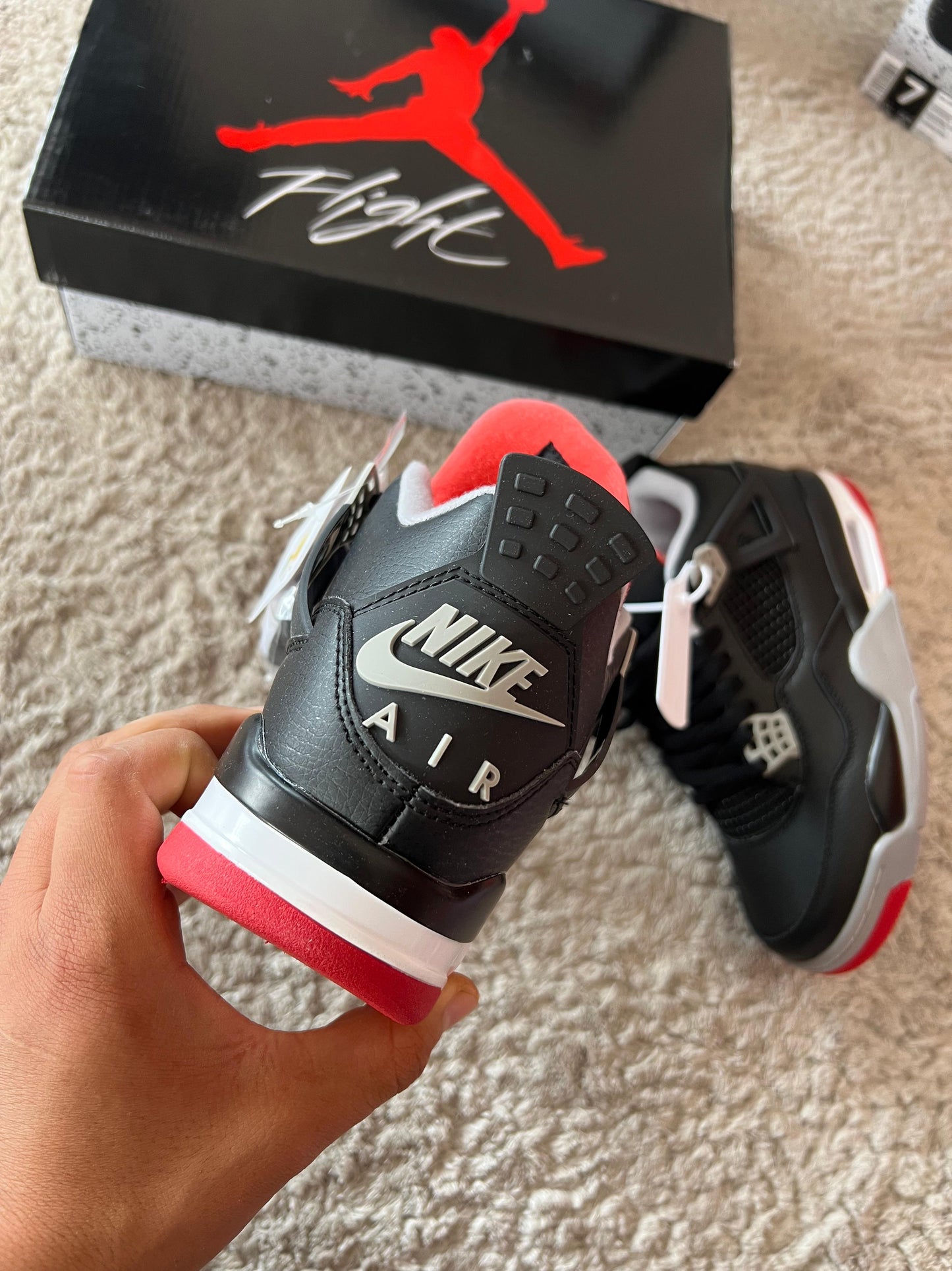 Jordan 4 negras logo rojo detalles grises