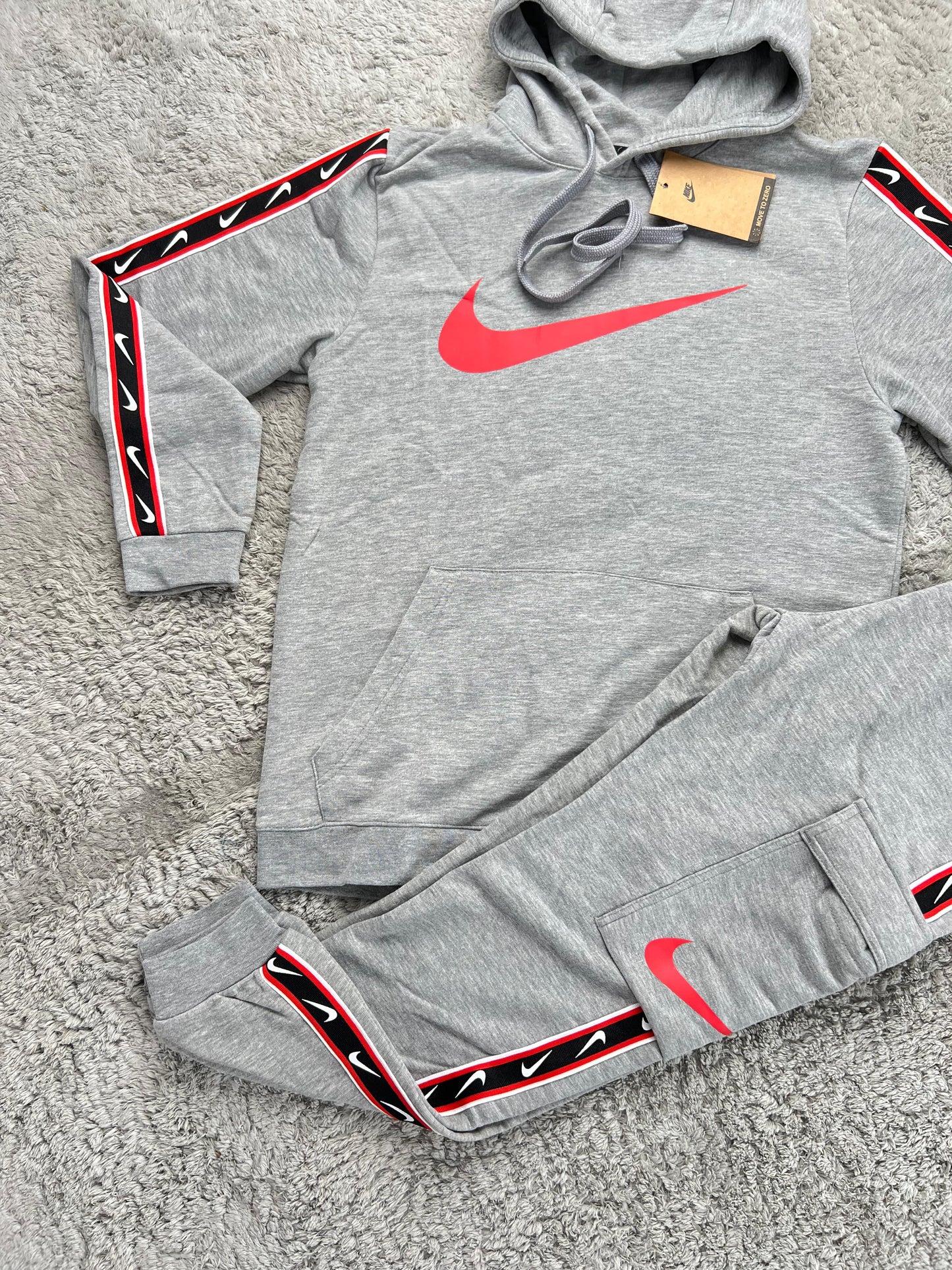 Chandal nike gris logo rojo detalles negros