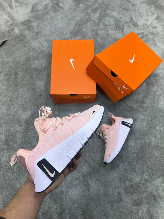 Nike Free Metcon rosa logo negro