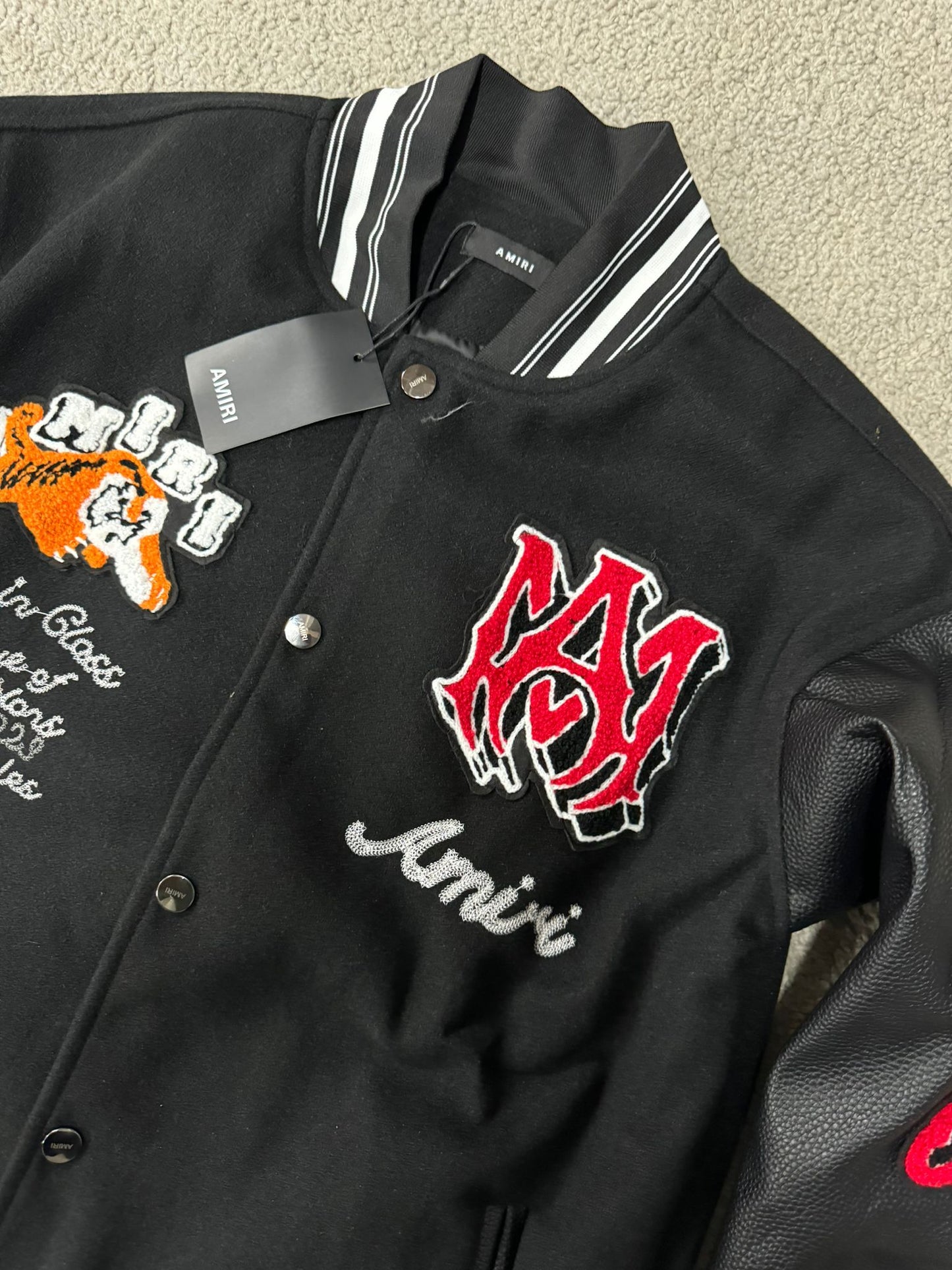 CHAQUETA AMIRI NEGRA LOGO ROJO