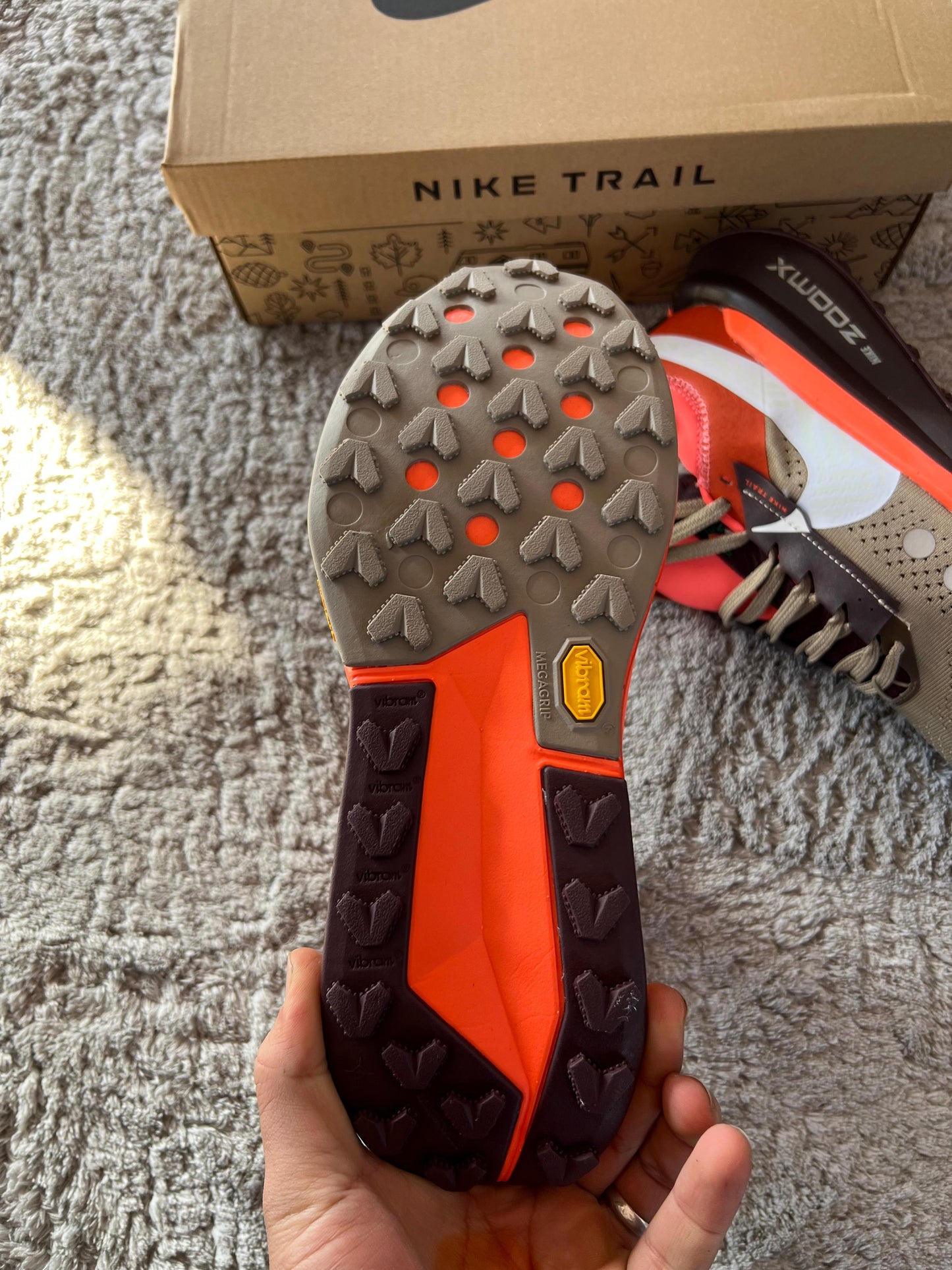 Nike ZOOMX ZEGAMA TRAIL 2 naranjas y marron logo blanco