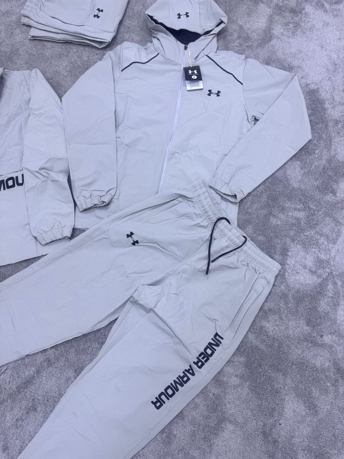 Chandal under armour gris logo negro