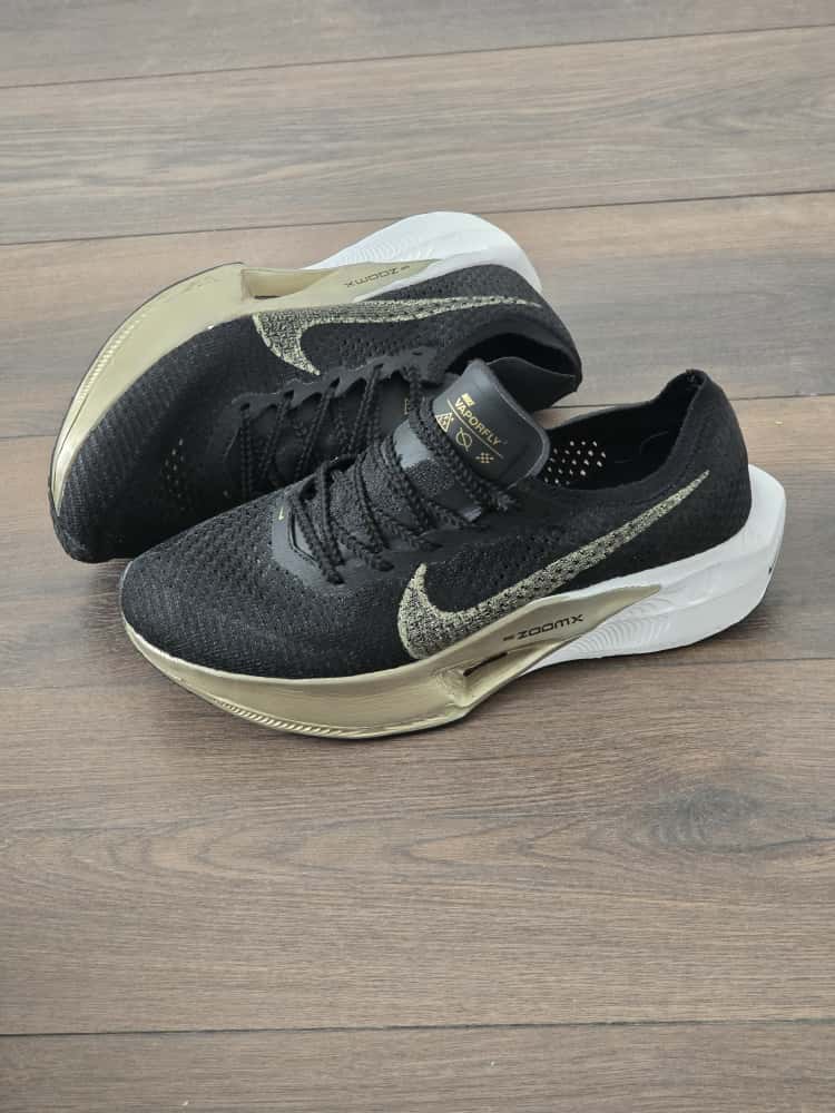 Zoom Vaporfly negra oro