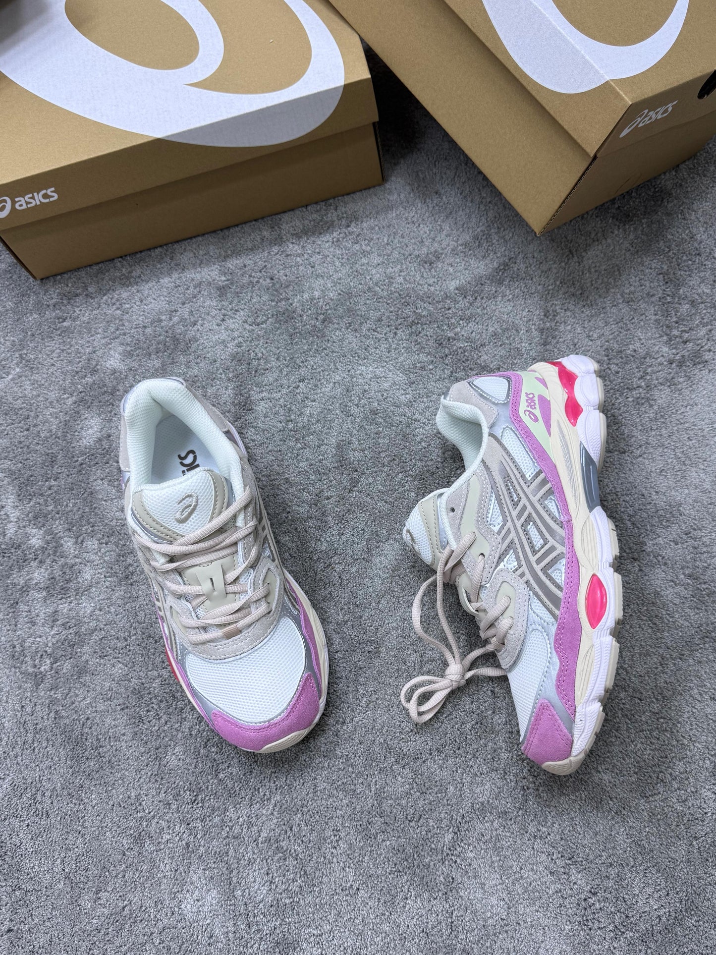 Asics GEL-NYC blancas logo beige detalles rosas