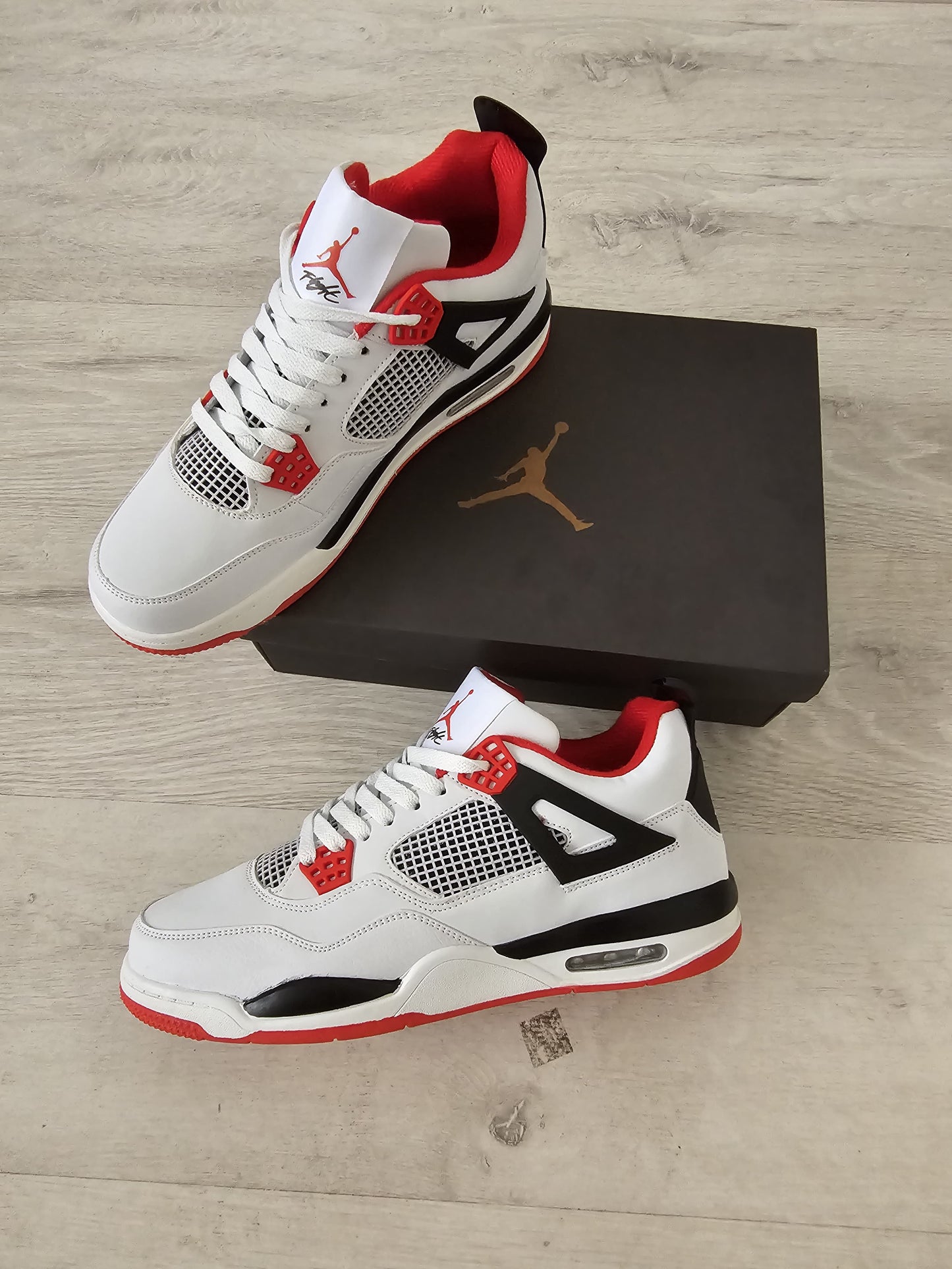 Jordan 4 blanca negra y roja