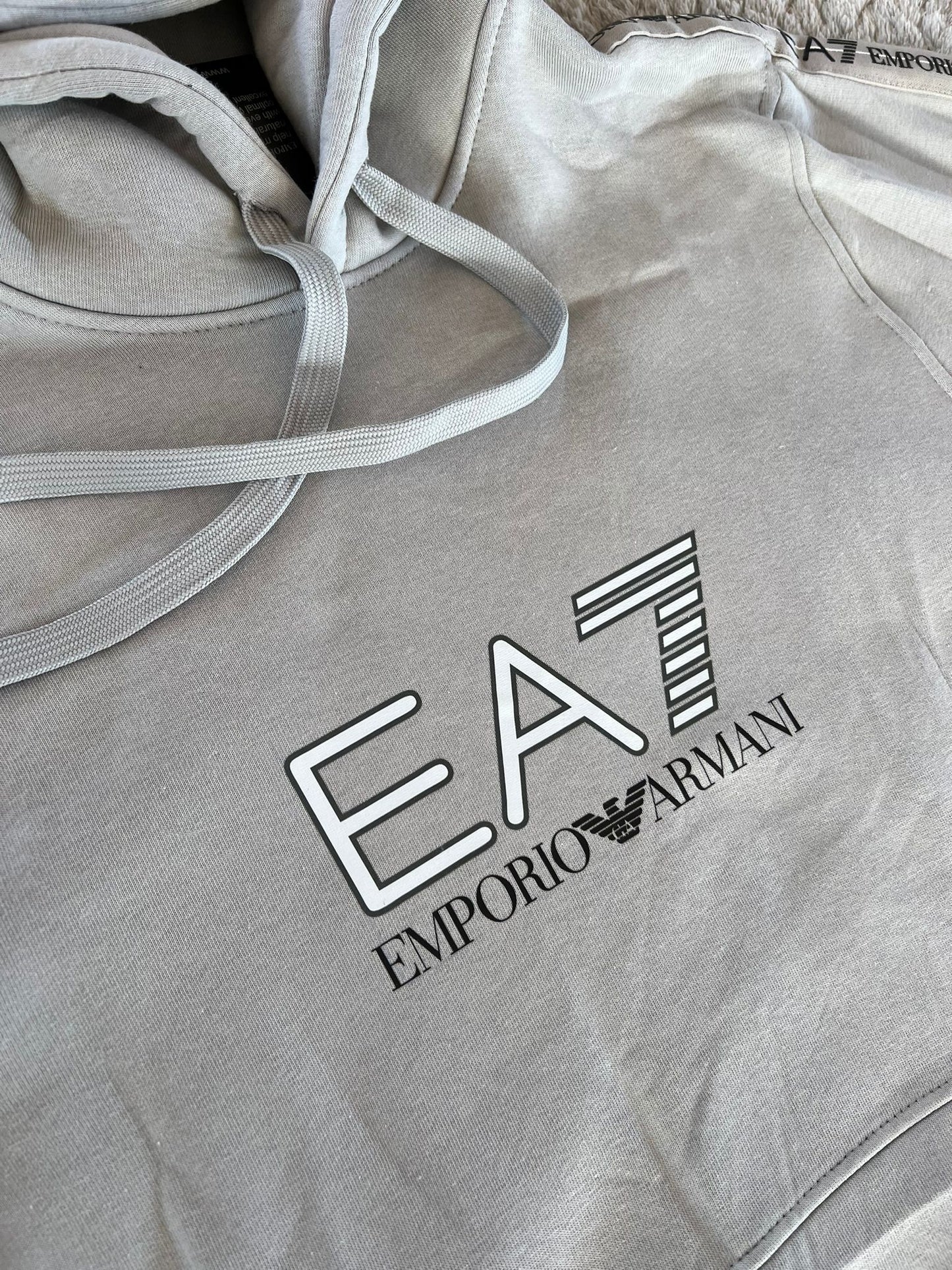 Chandal armani gris logo blanco contorno negro logo negro