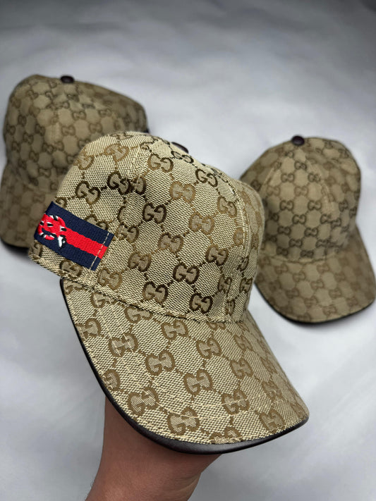 Gorra gucci marron logos marron detalles azules y rojo