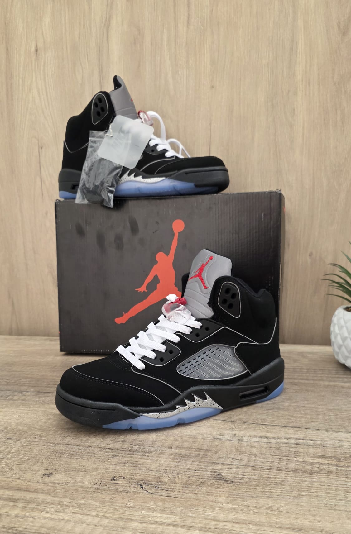 Jordan 5 negra cordones blanco