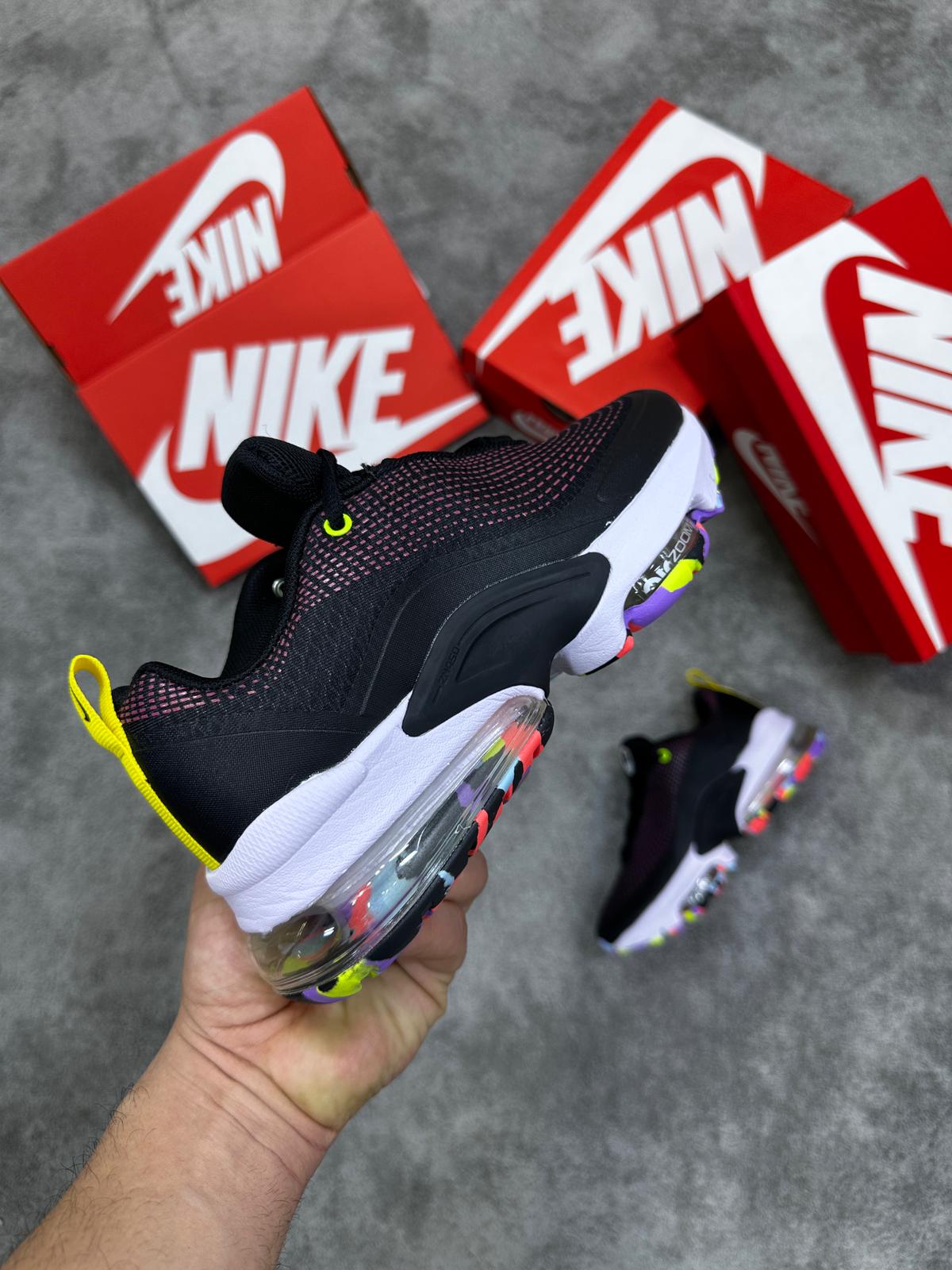 Nike Air Max 2090 negras detalles rosas logo amarillo