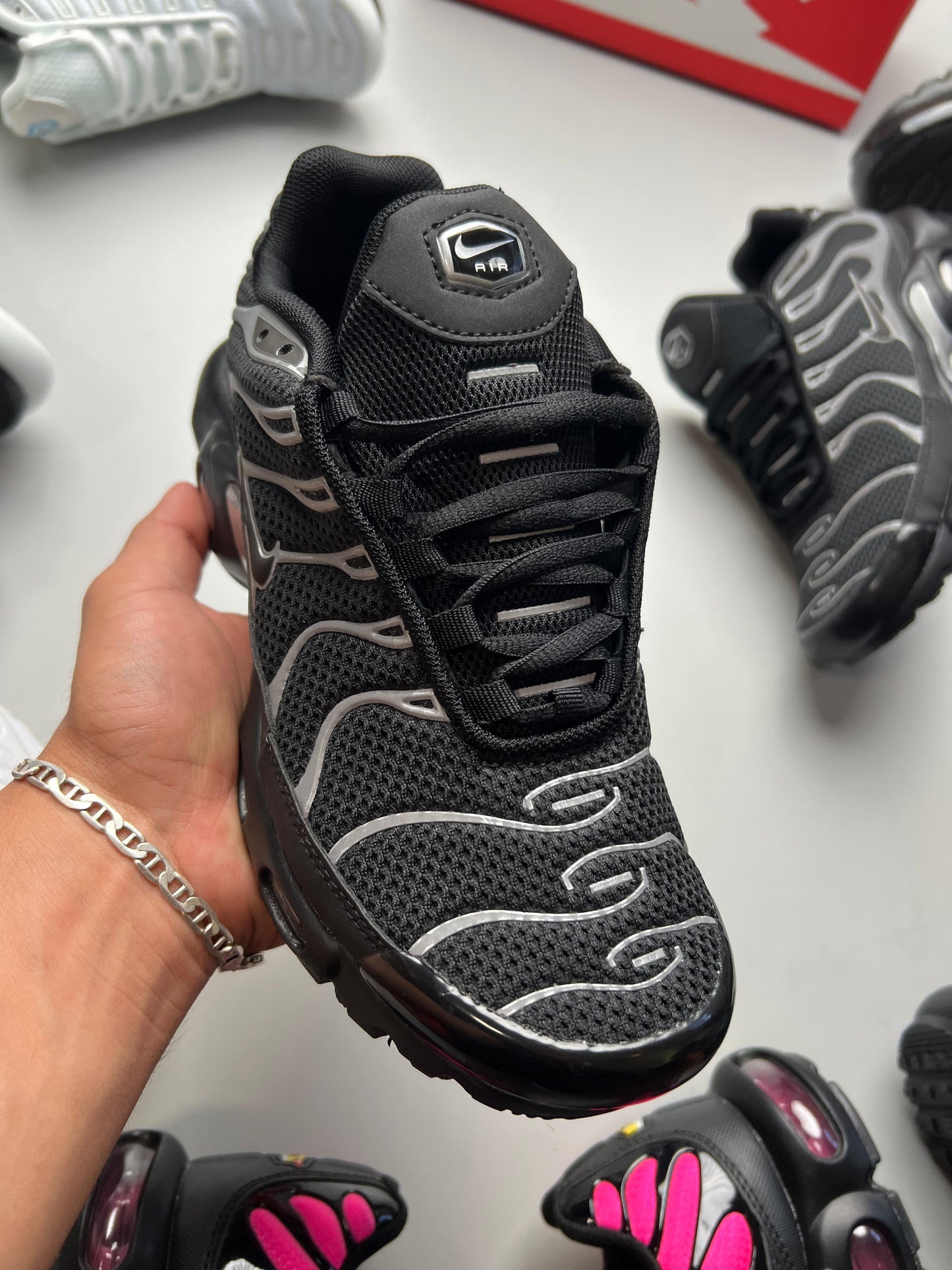 NIKE TN NEGRAS DETALLES GRISES LOGO NEGRO