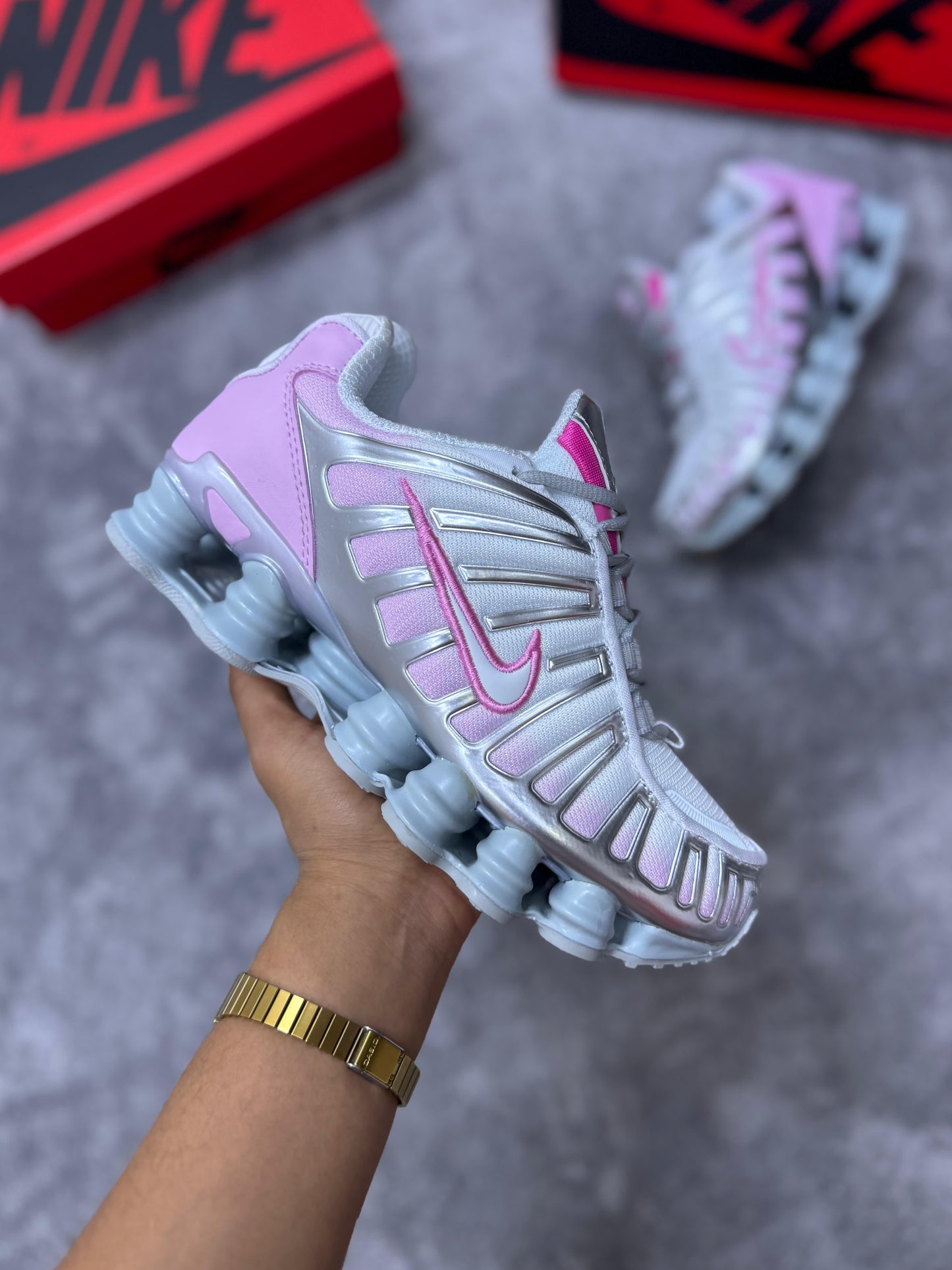 Shox rosas y grises logo blanco y rosa