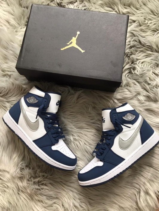 Jordan 1  azules y blancas logo plateado