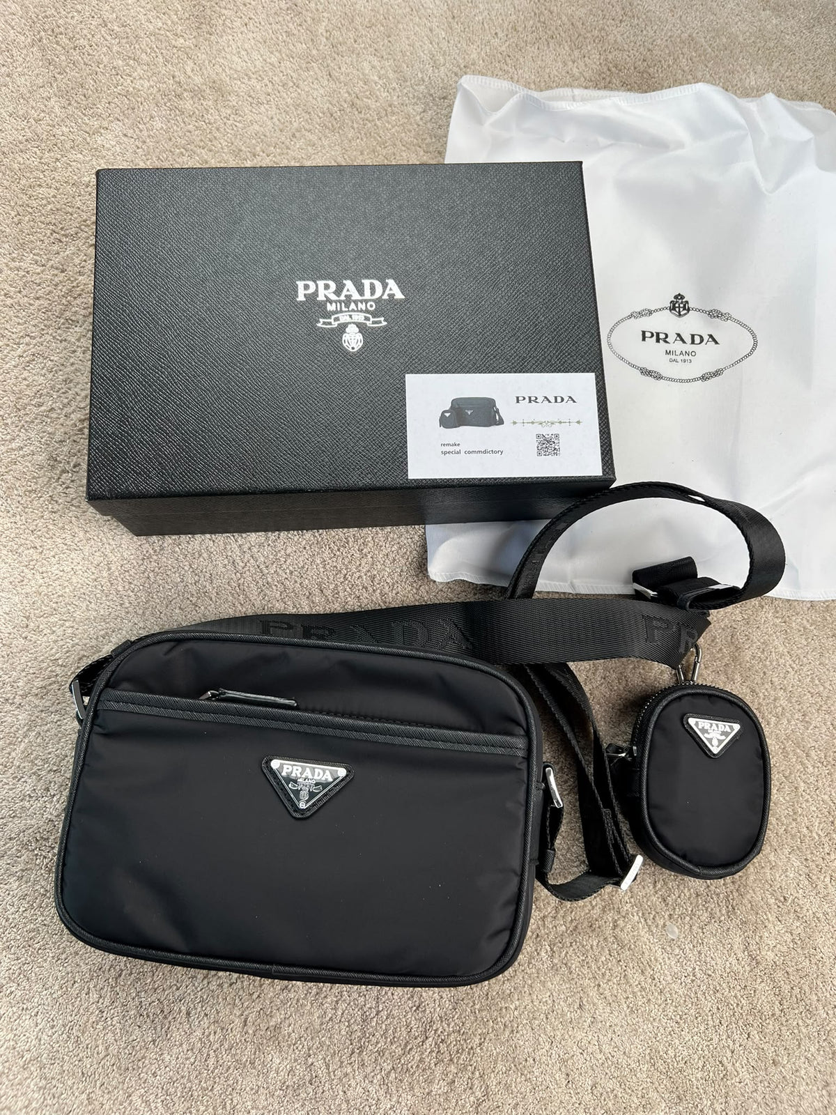 Bandolera Prada negro logo plateado y negro
