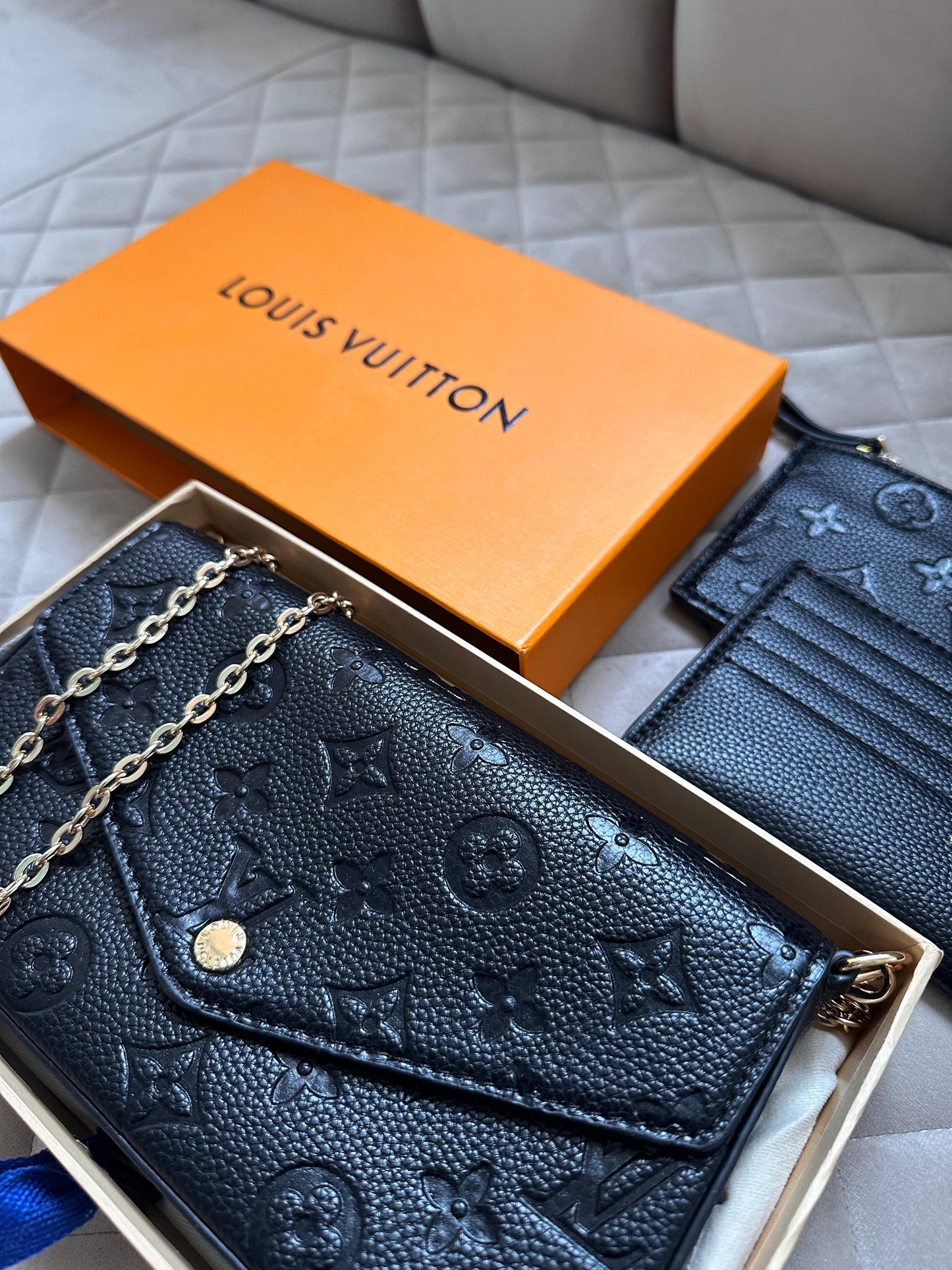 Bolso LV negro logo dorado Pochette Félicie