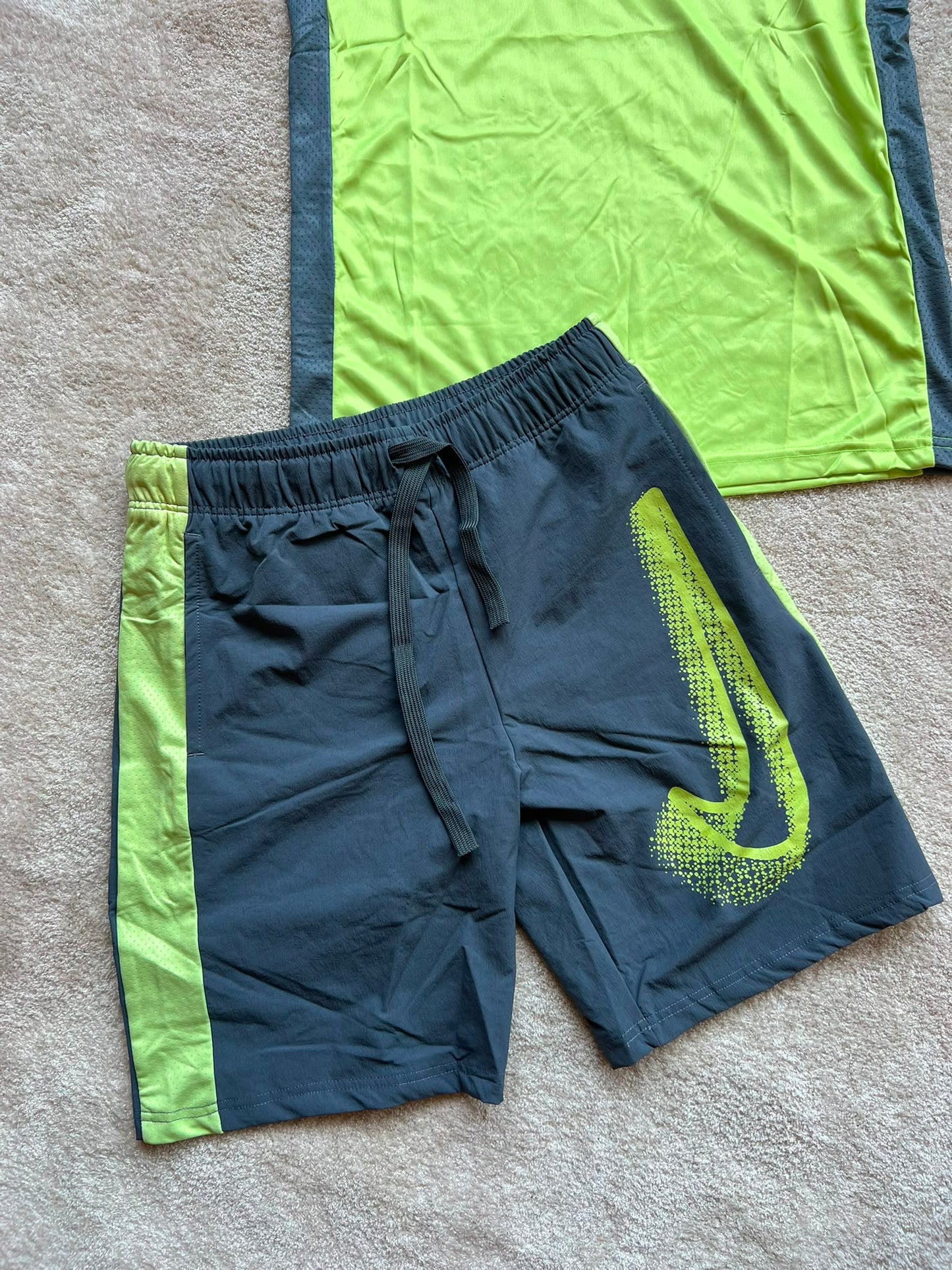 Conjunto corto nike verde logo negro