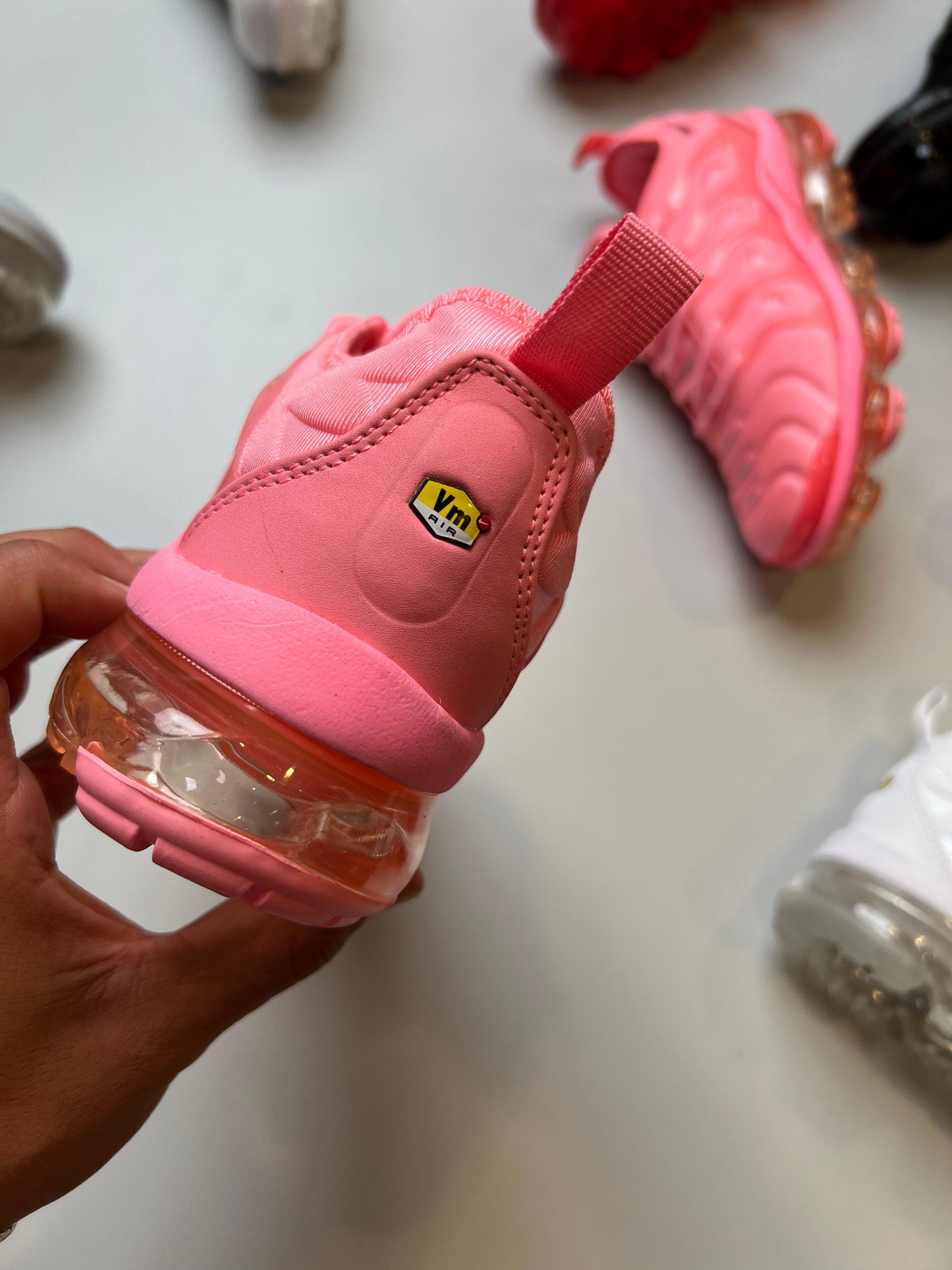 Vapormax rosas logo negro