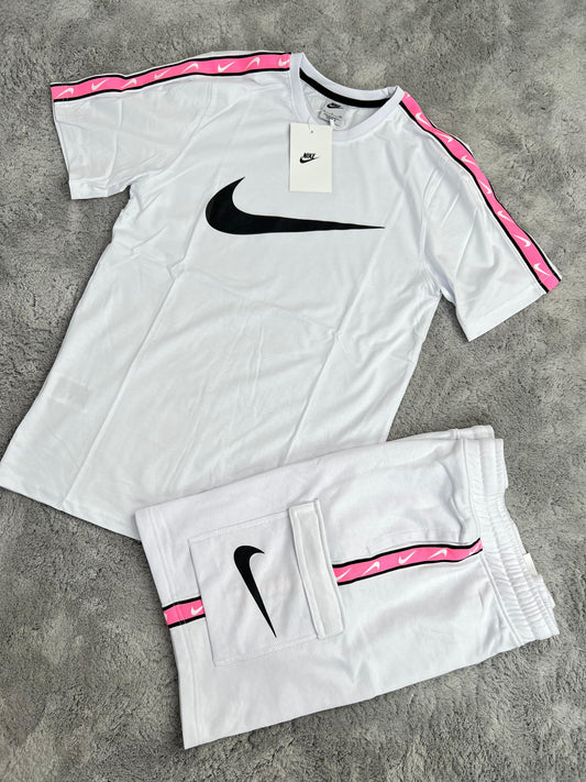 Conjunto corto blanco nike logo negro detalles rosas