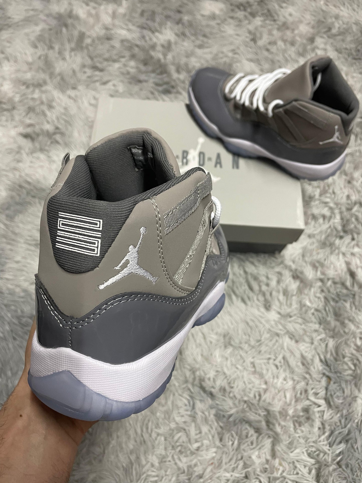 JORDAN 11 GRIS LOGO BLANCO