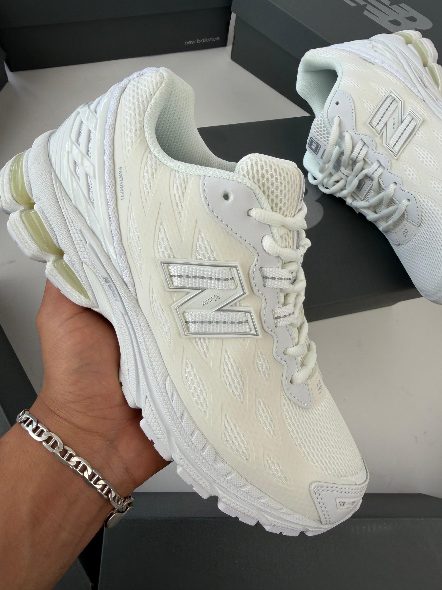 New Balance 1906R blancos y cremas