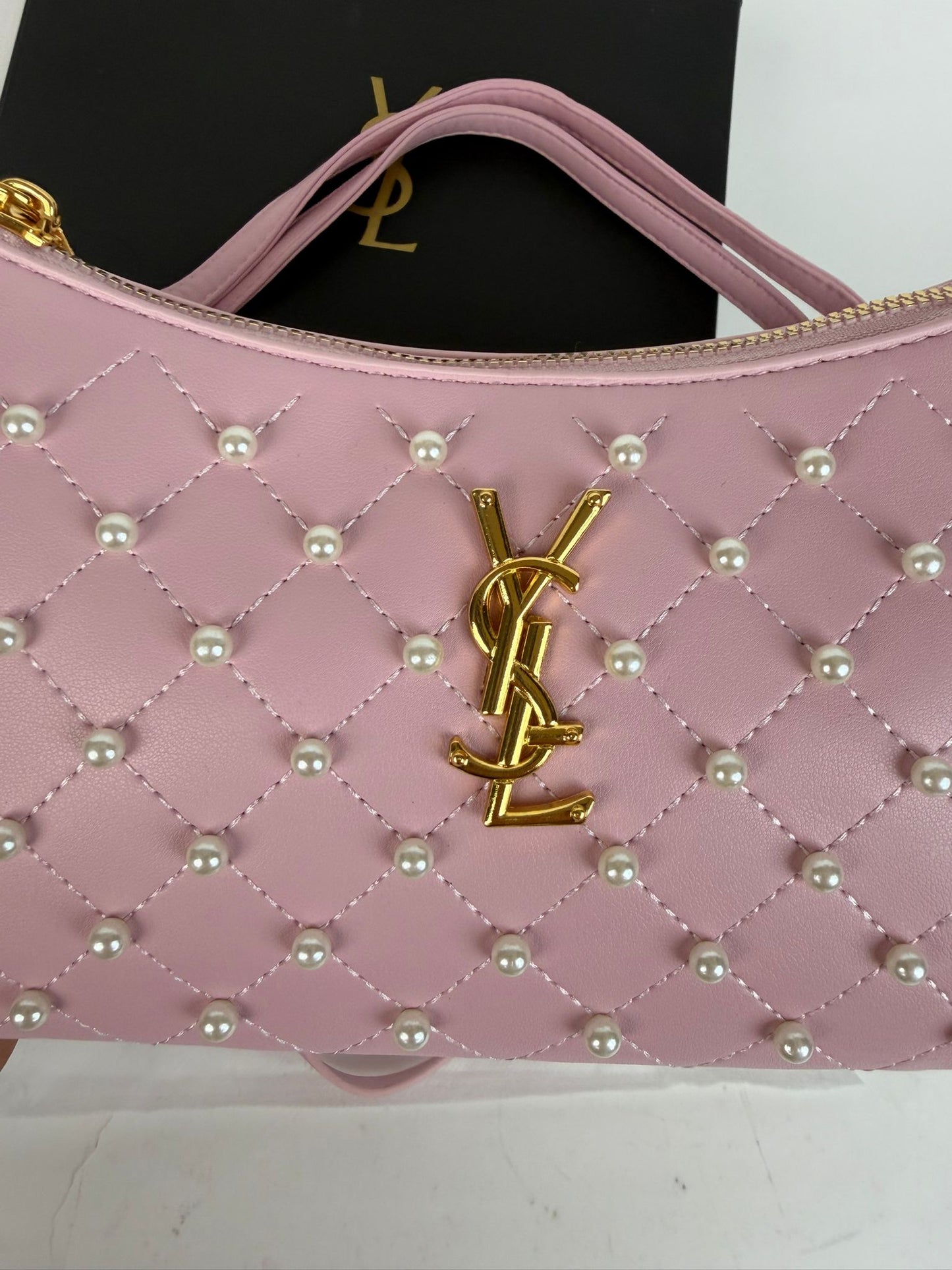 Bolso YSL rosa logo dorado detalles blancos