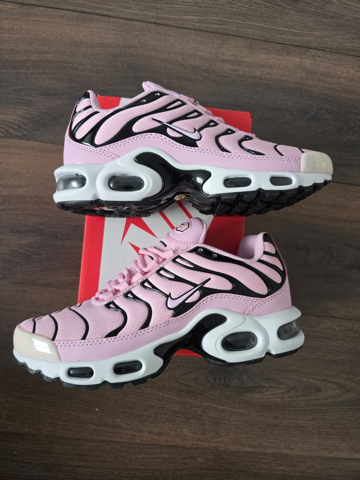 Tn rosa líneas negras