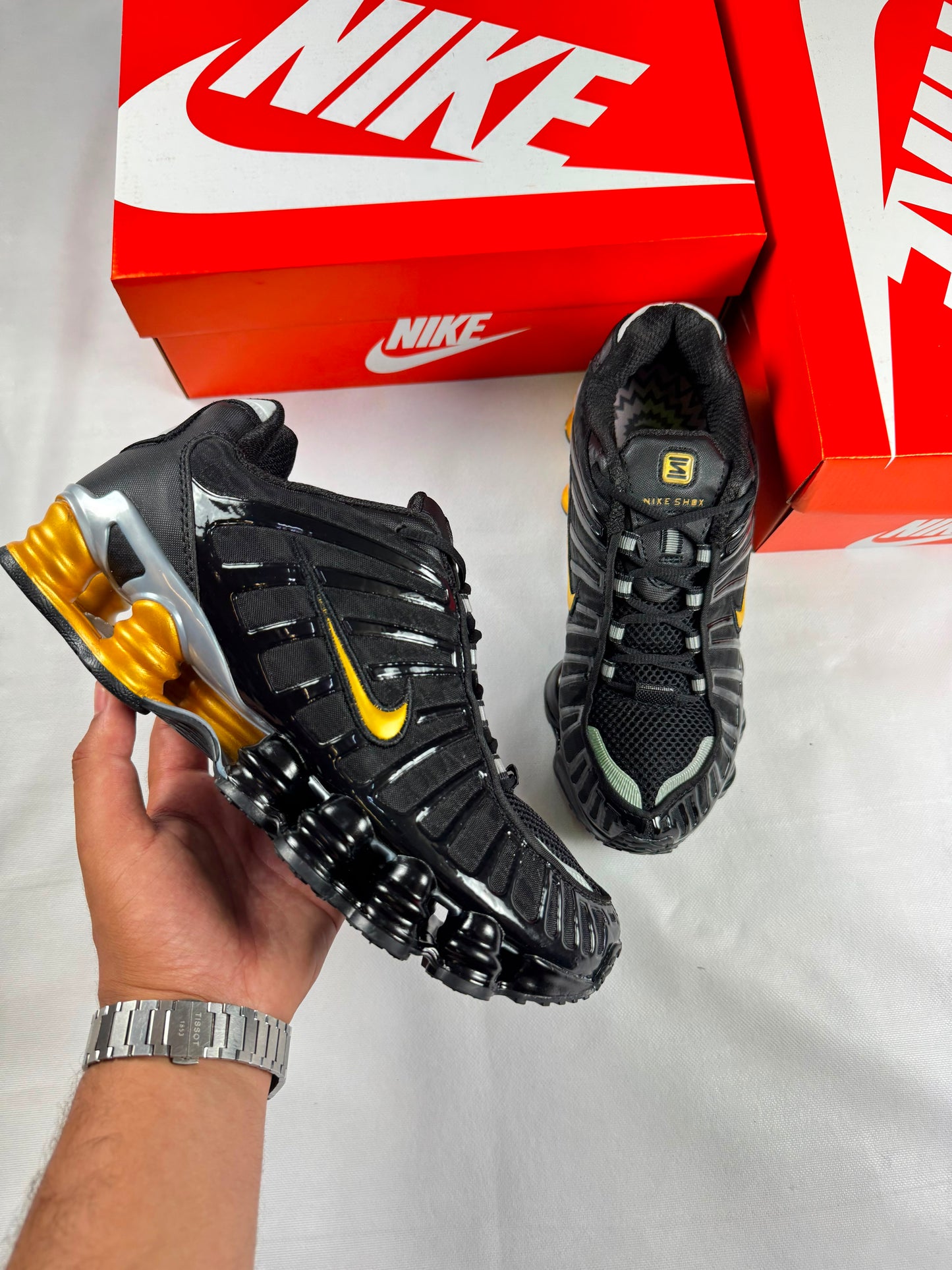 Shox negras logo dorado detalles plateados