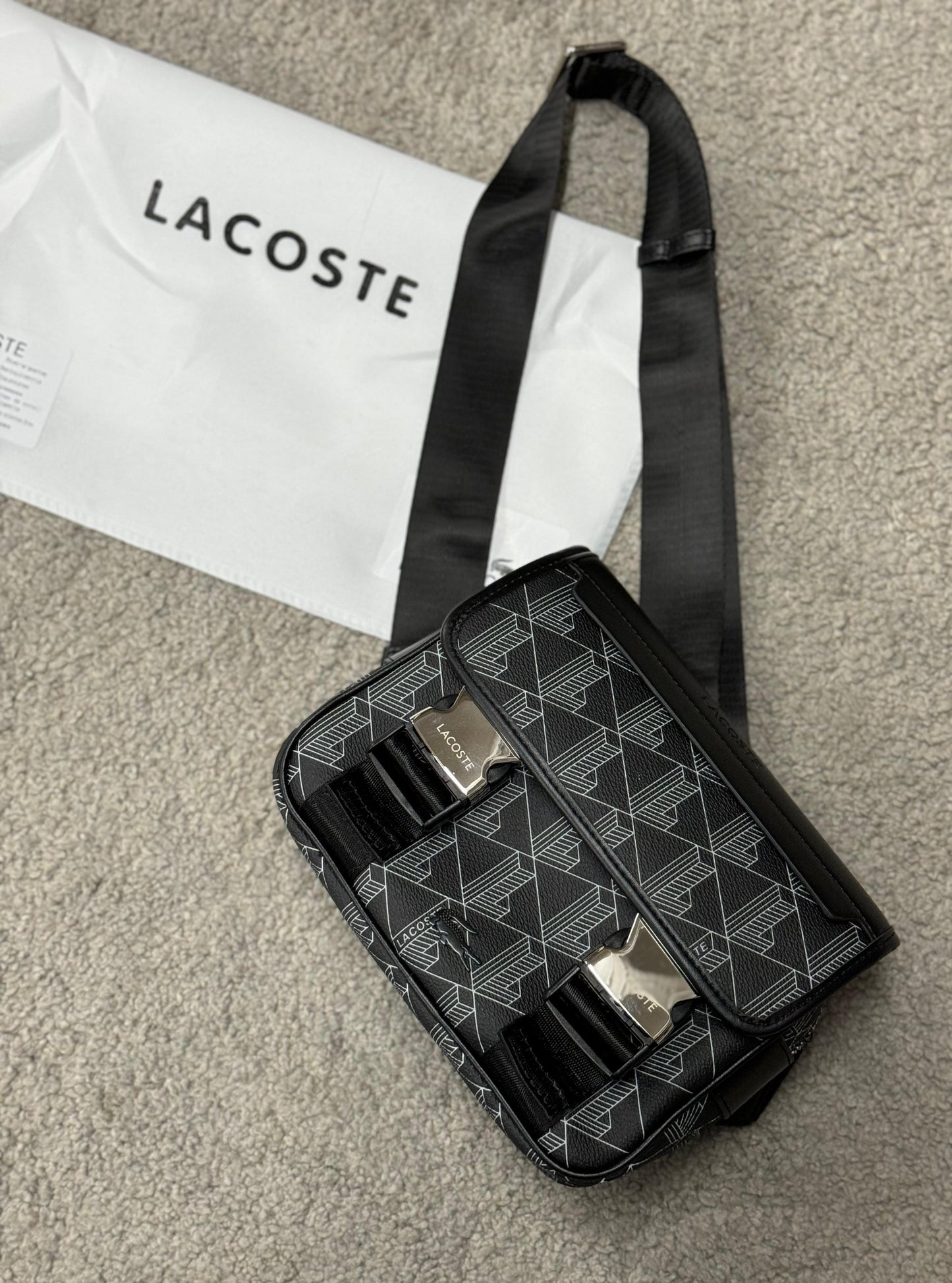 Bandolera lacoste negra detalles blancos