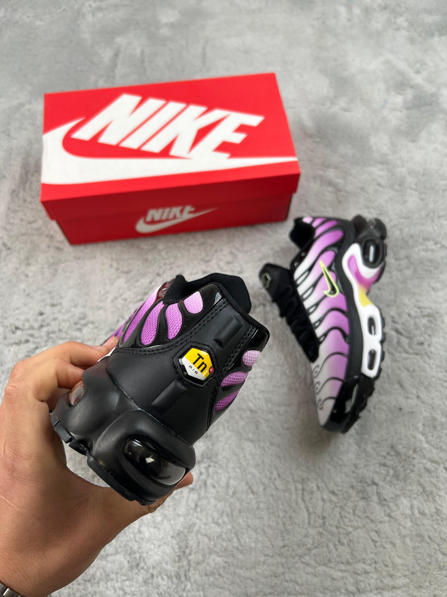 Nike tn morada y blanca logo negro solapa negro