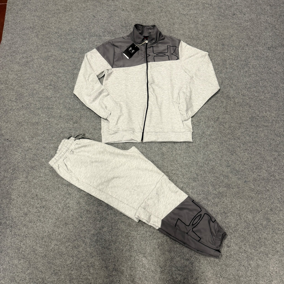 Chandal under armour gris logo negro