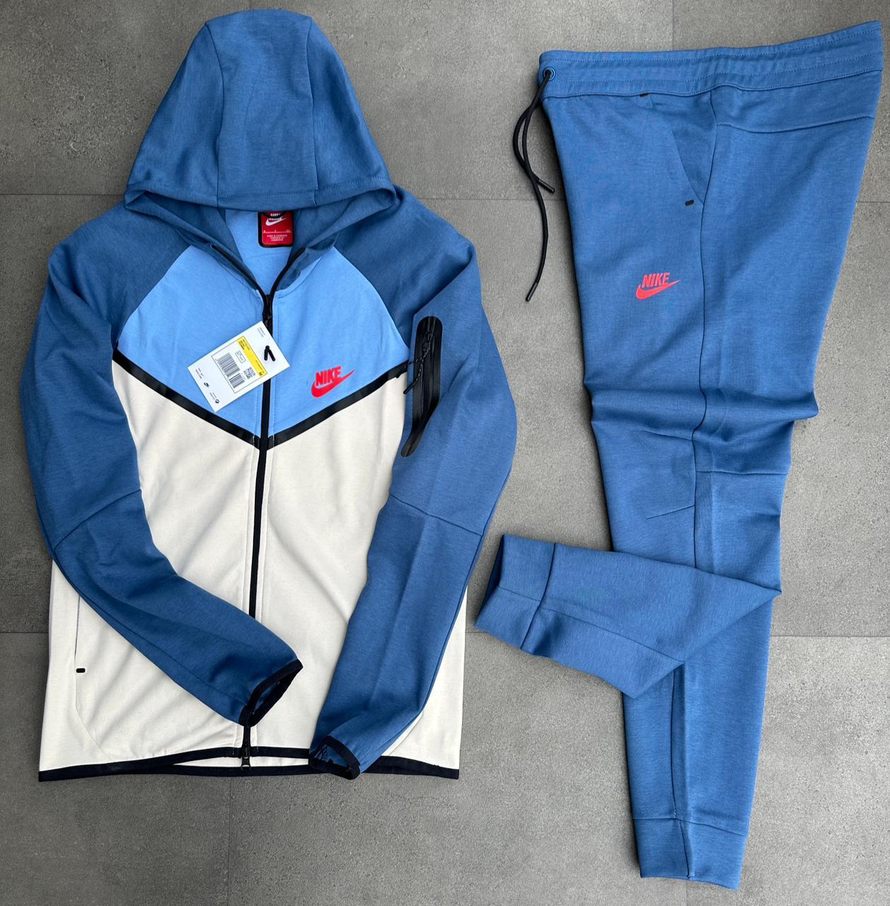 Chandal nike tech azul y blanco logo rojo detalles negros